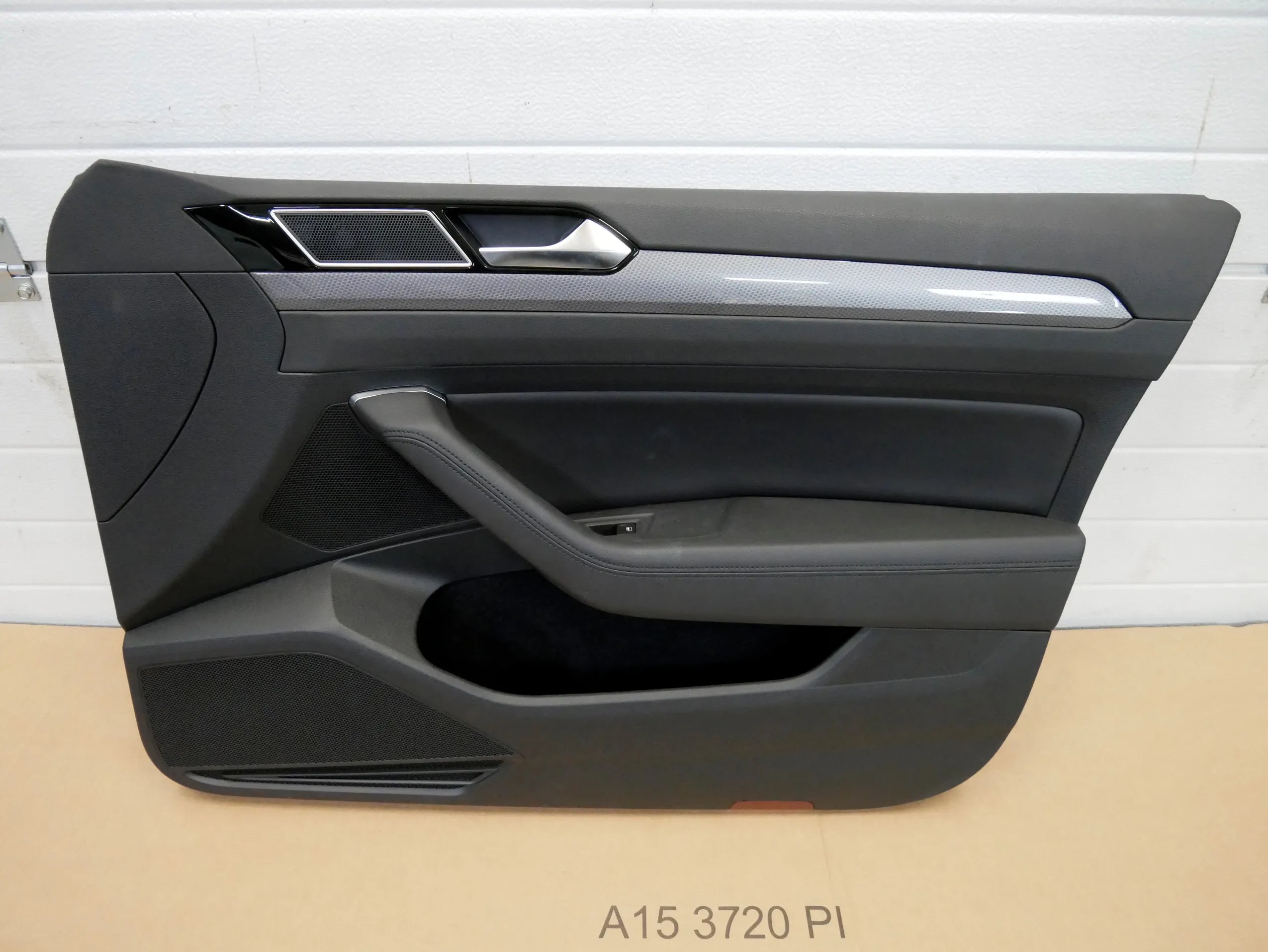 Tapicerka boczek drzwi przód przedni prawy skóra VW PASSAT B8 3G0