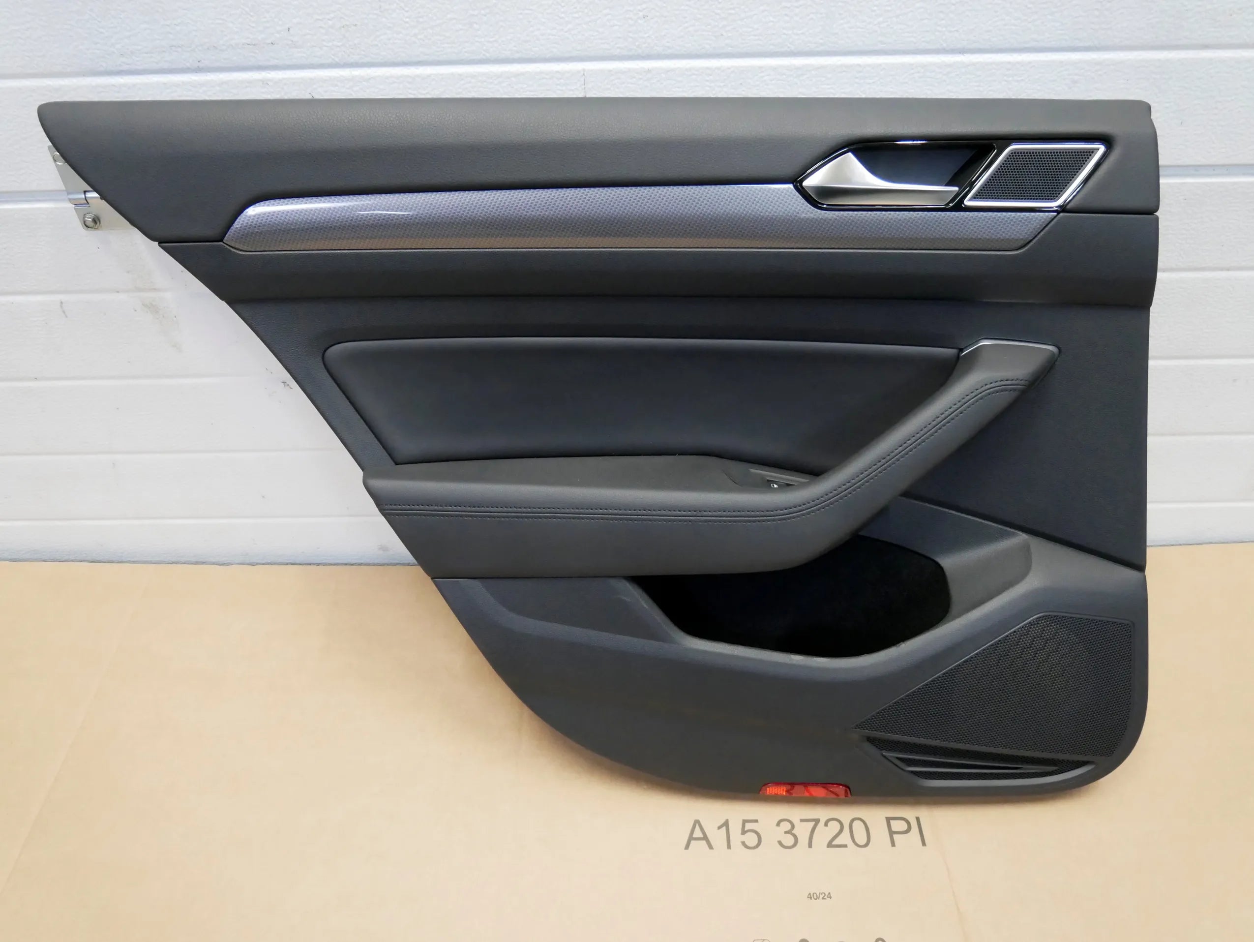 Tapicerka boczek drzwi tył tylny lewy skóra VW PASSAT B8 3G0