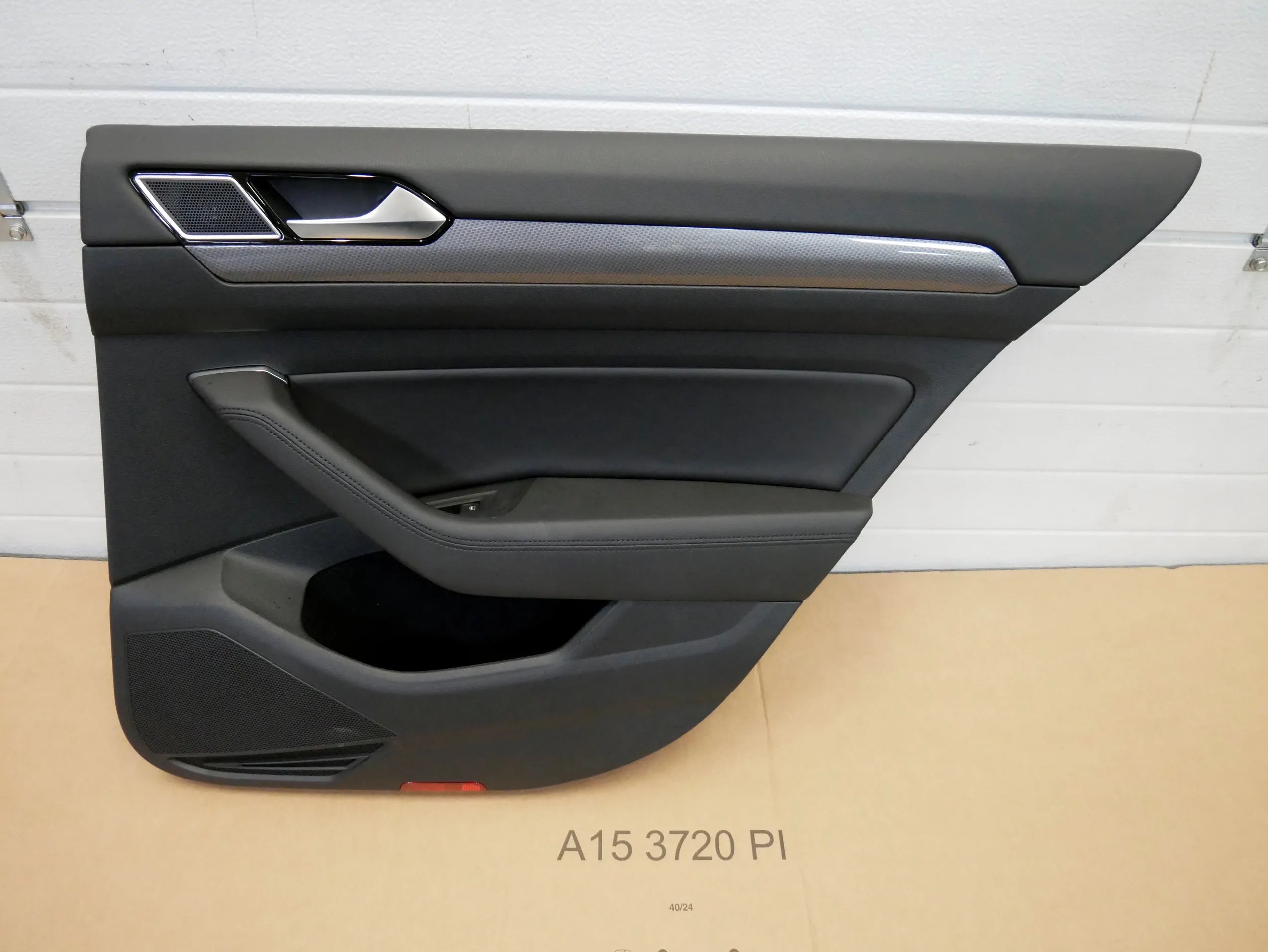 Tapicerka boczek drzwi tył tylny prawy skóra VW PASSAT B8 3G0