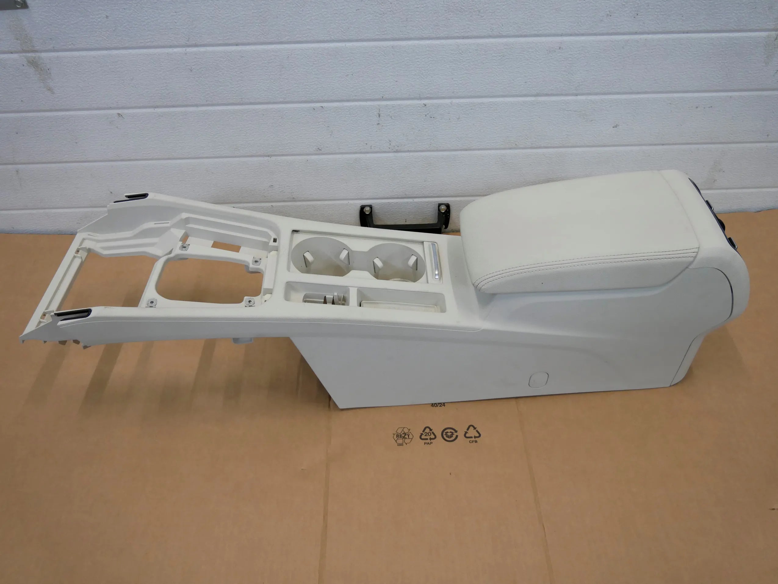 Tunel środkowy podłokietnik skóra beżowy 3G1863241C PA2 VW PASSAT B8