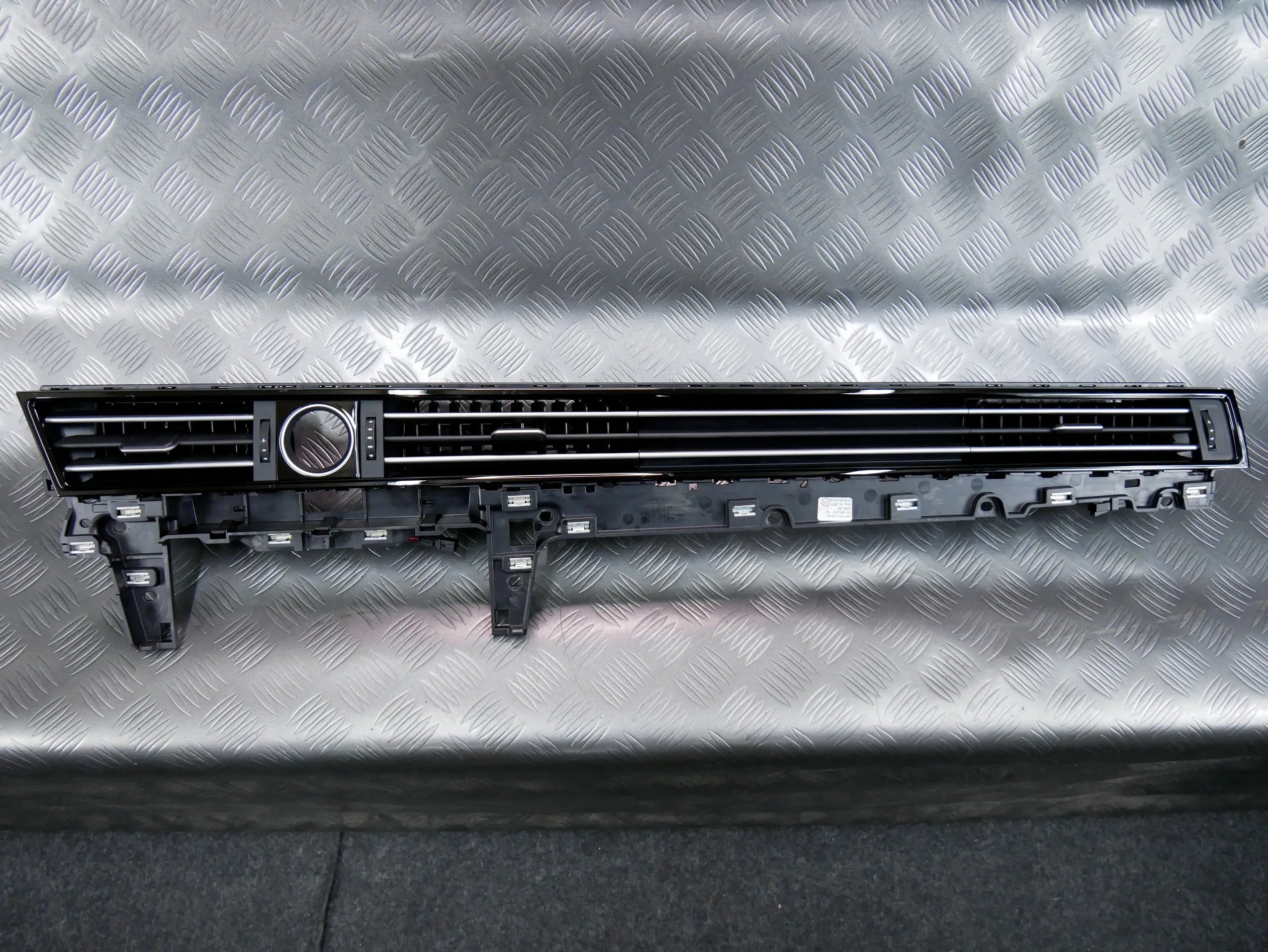 Panel kratka nawiewu środkowa 3G1858416F VW PASSAT B8