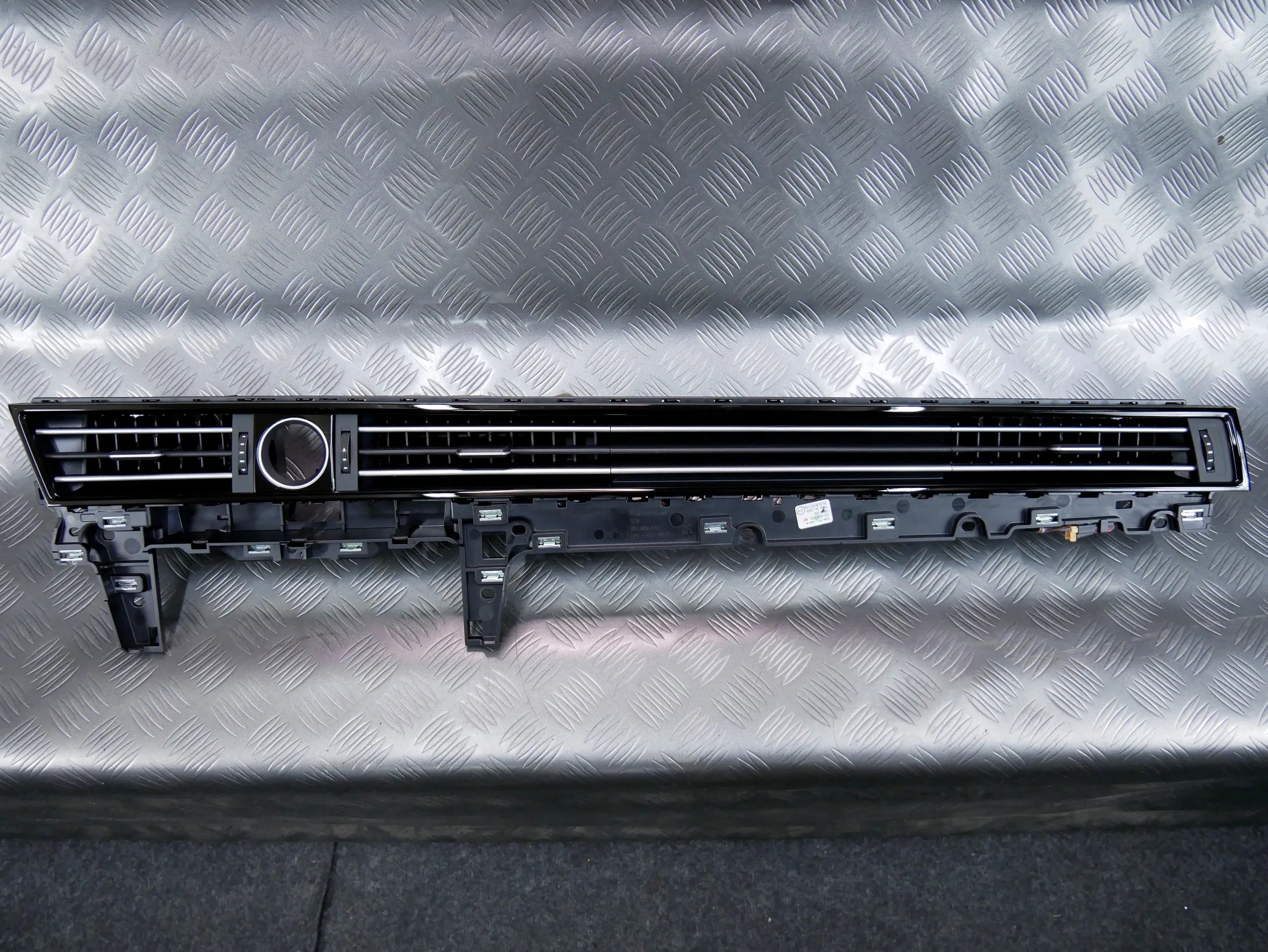 Panel kratka nawiewu środkowa 3G1858416D VW PASSAT B8