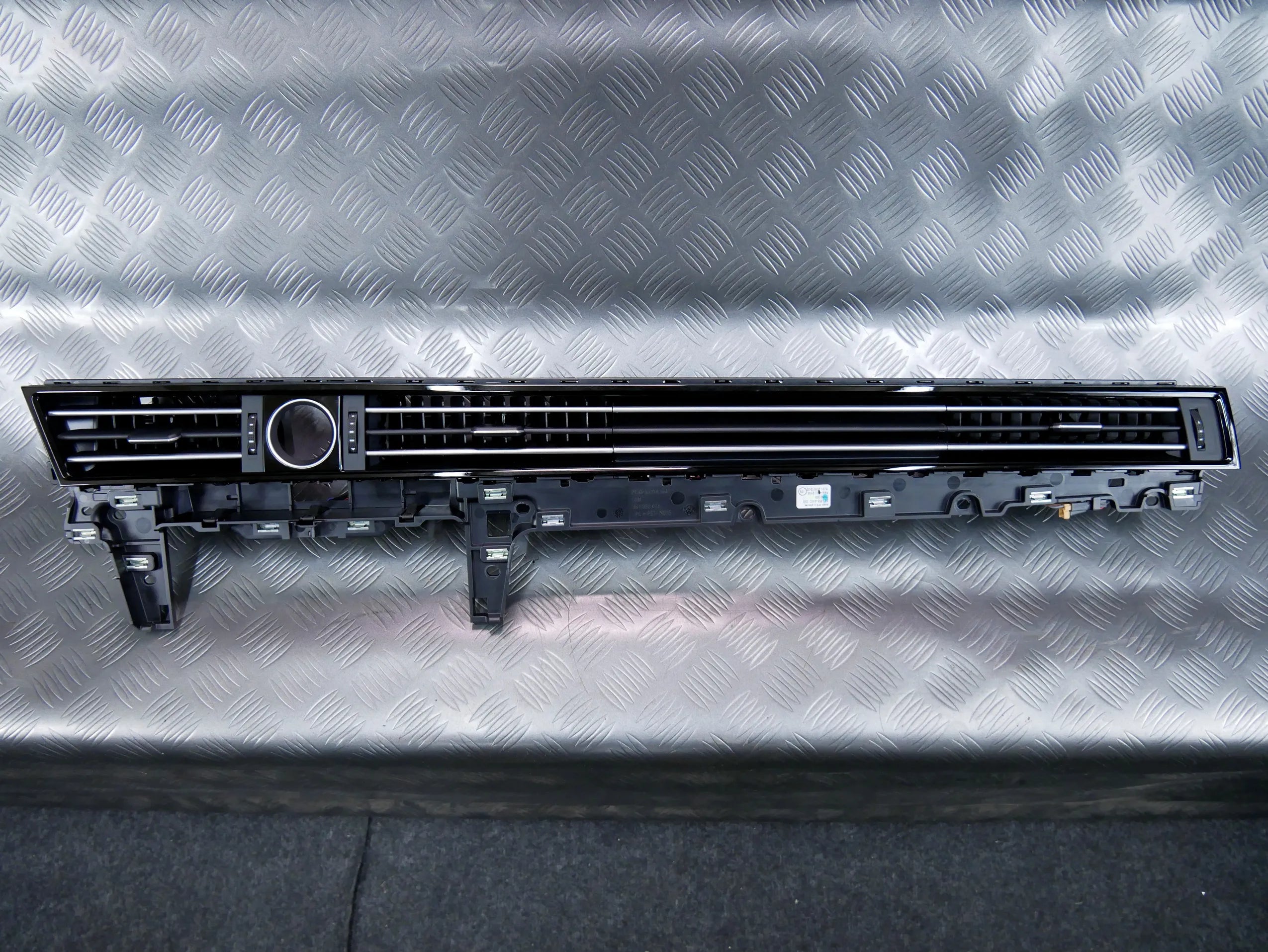 Panel kratka nawiewu środkowa 3G1858416C VW PASSAT B8