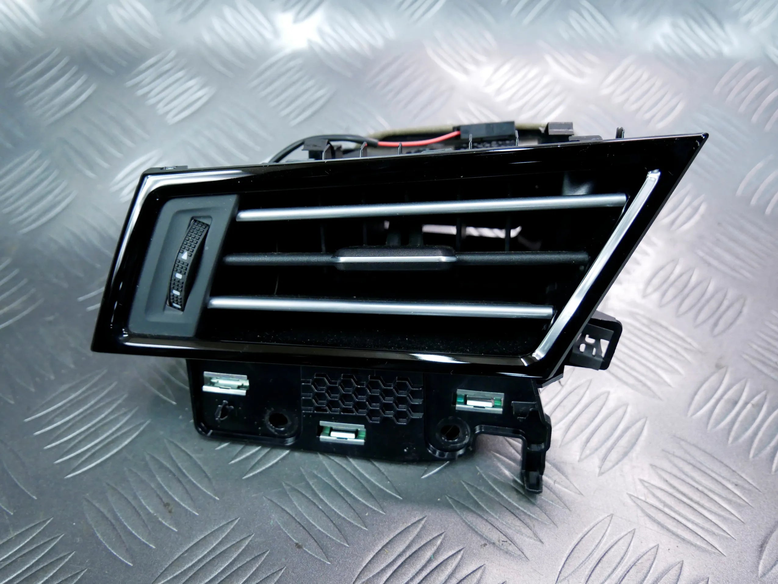 Kratka nawiewu lewa 3G1819701D VW PASSAT B8