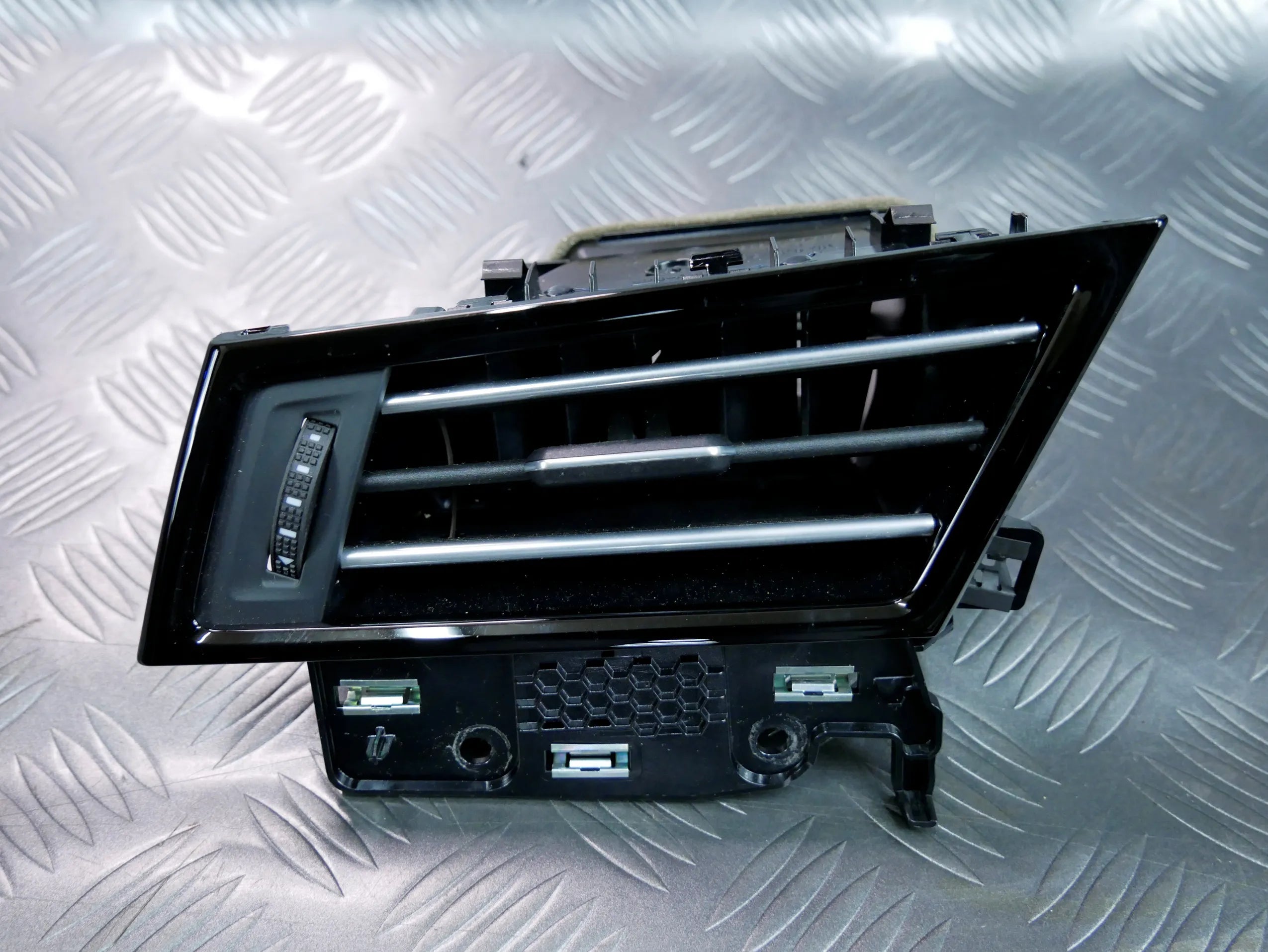 Kratka nawiewu lewa 3G1819701C VW PASSAT B8