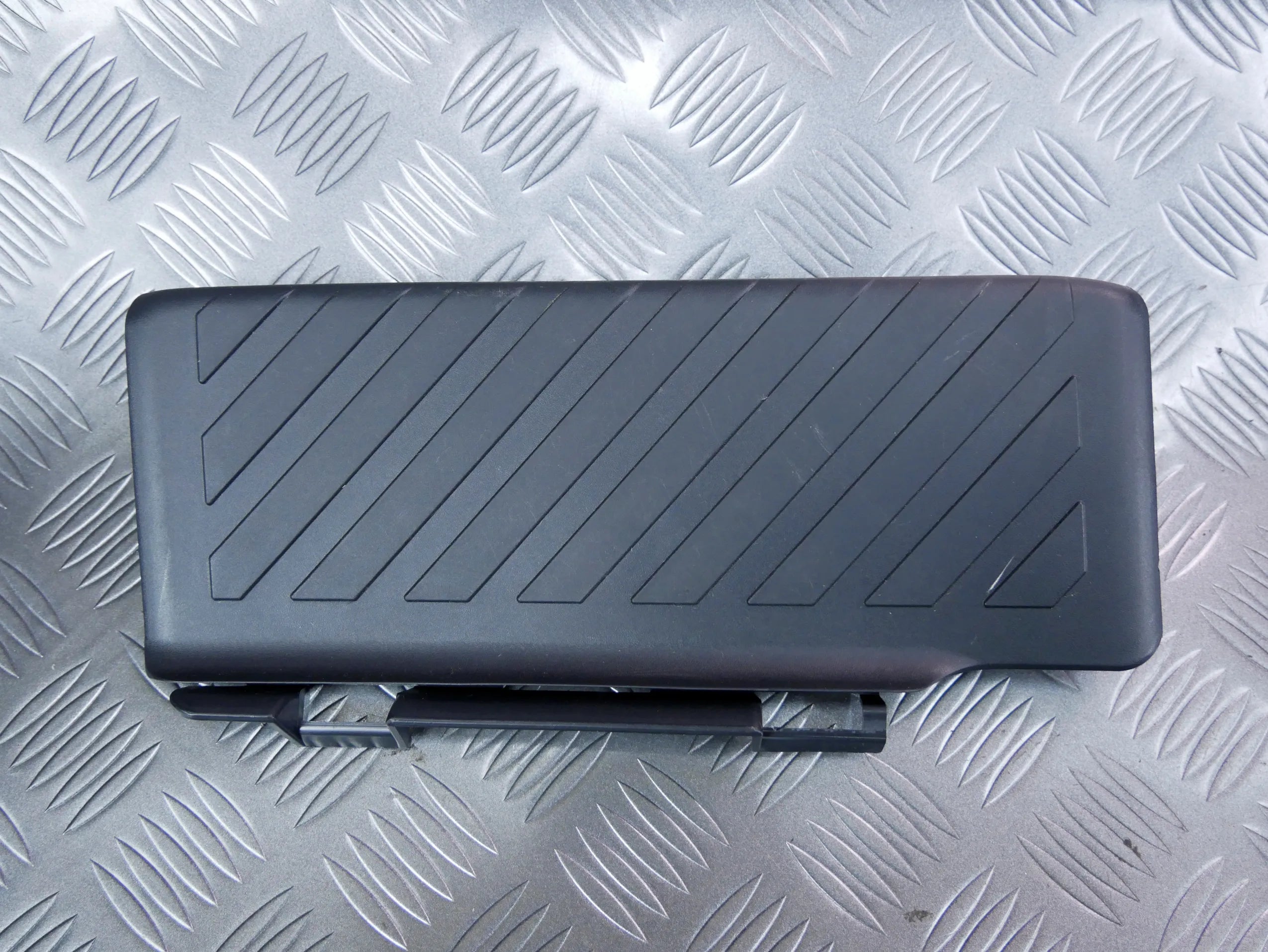 Podnóżek kierowcy 5Q1864777C VW PASSAT B8