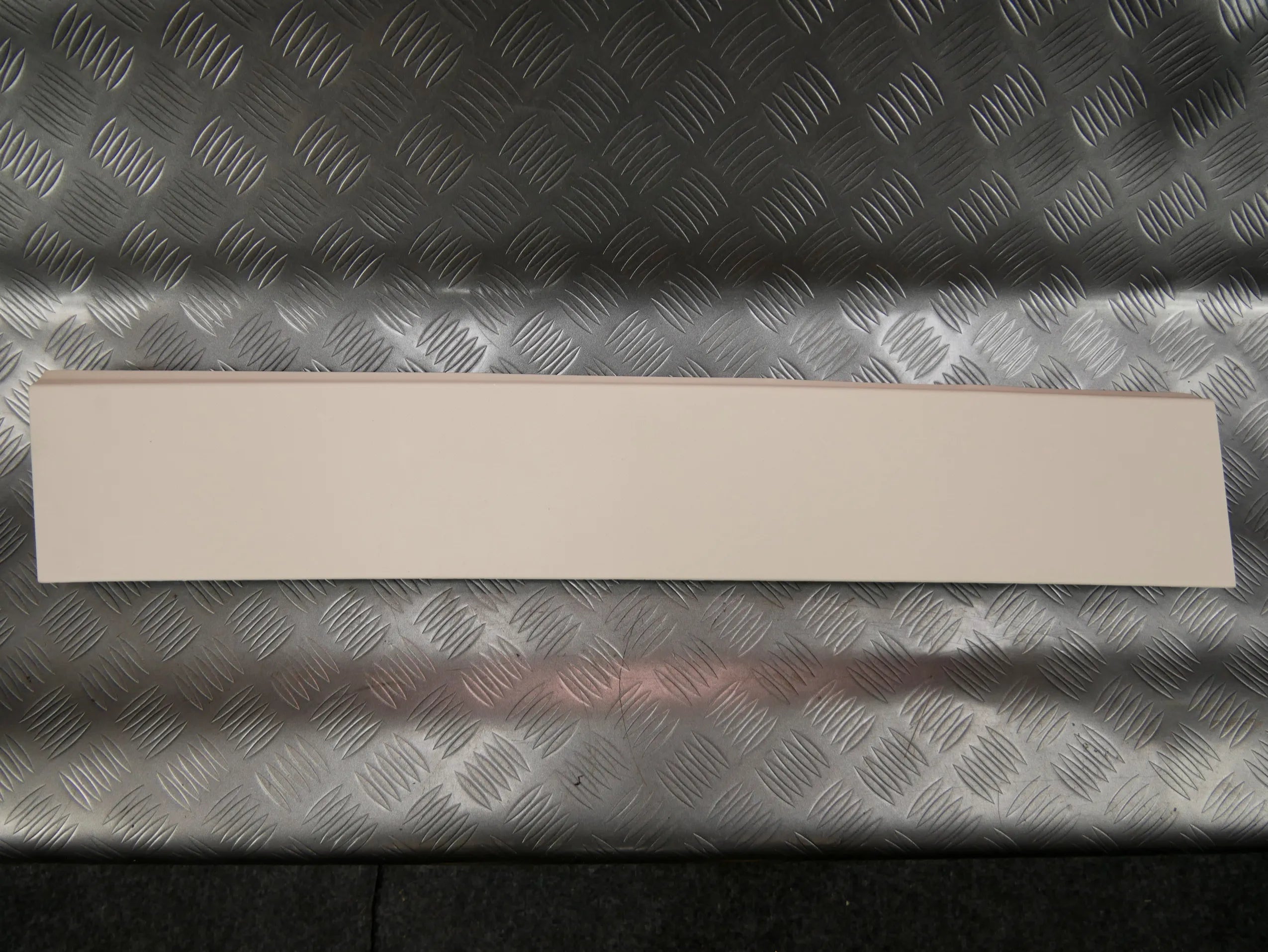 Listwa podsufitki beżowa 3G9867617 NX1 VW PASSAT B8 KOMBI