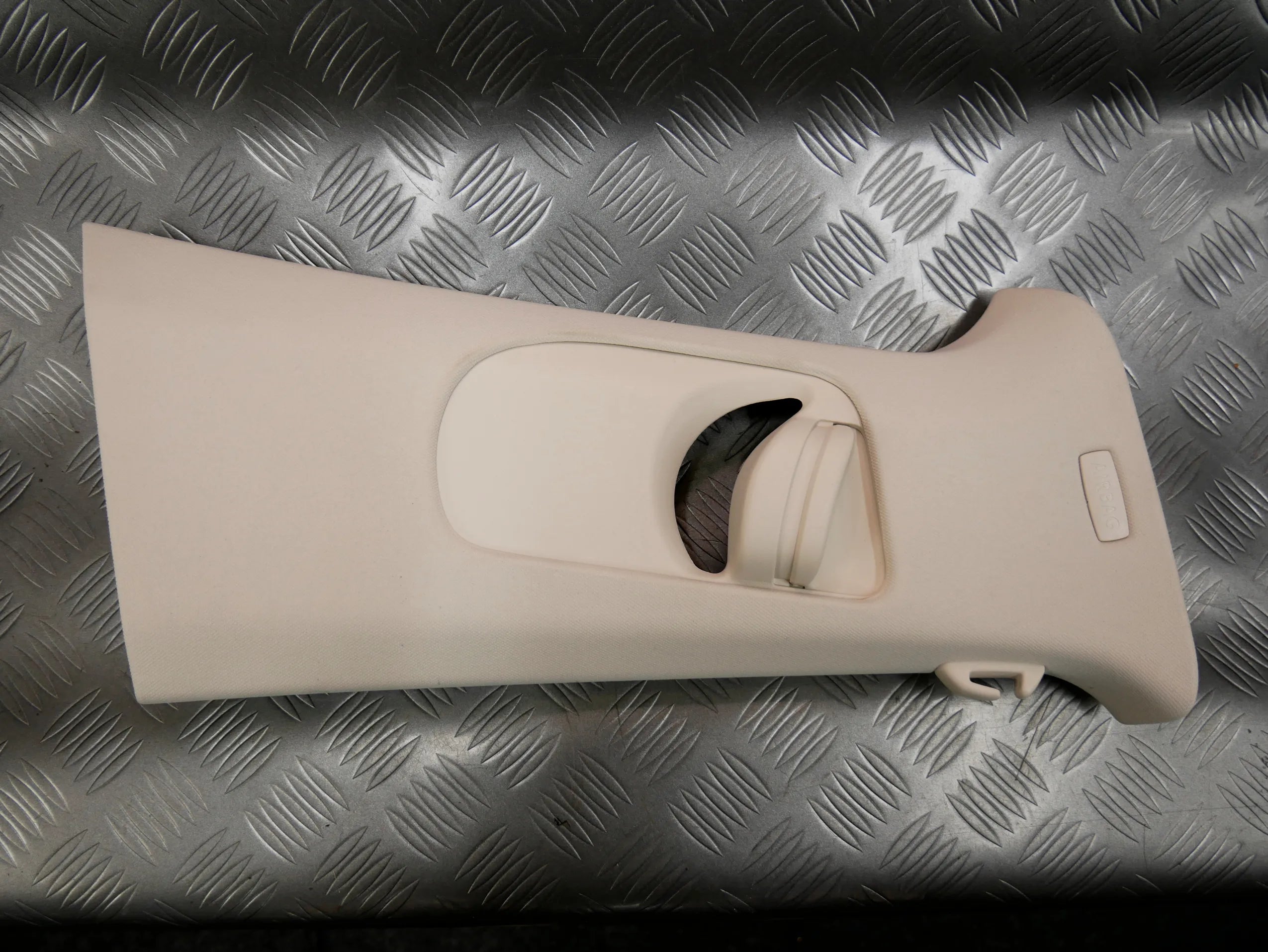 Osłona słupka prawa górna beżowa 3G0868418 VW PASSAT B8