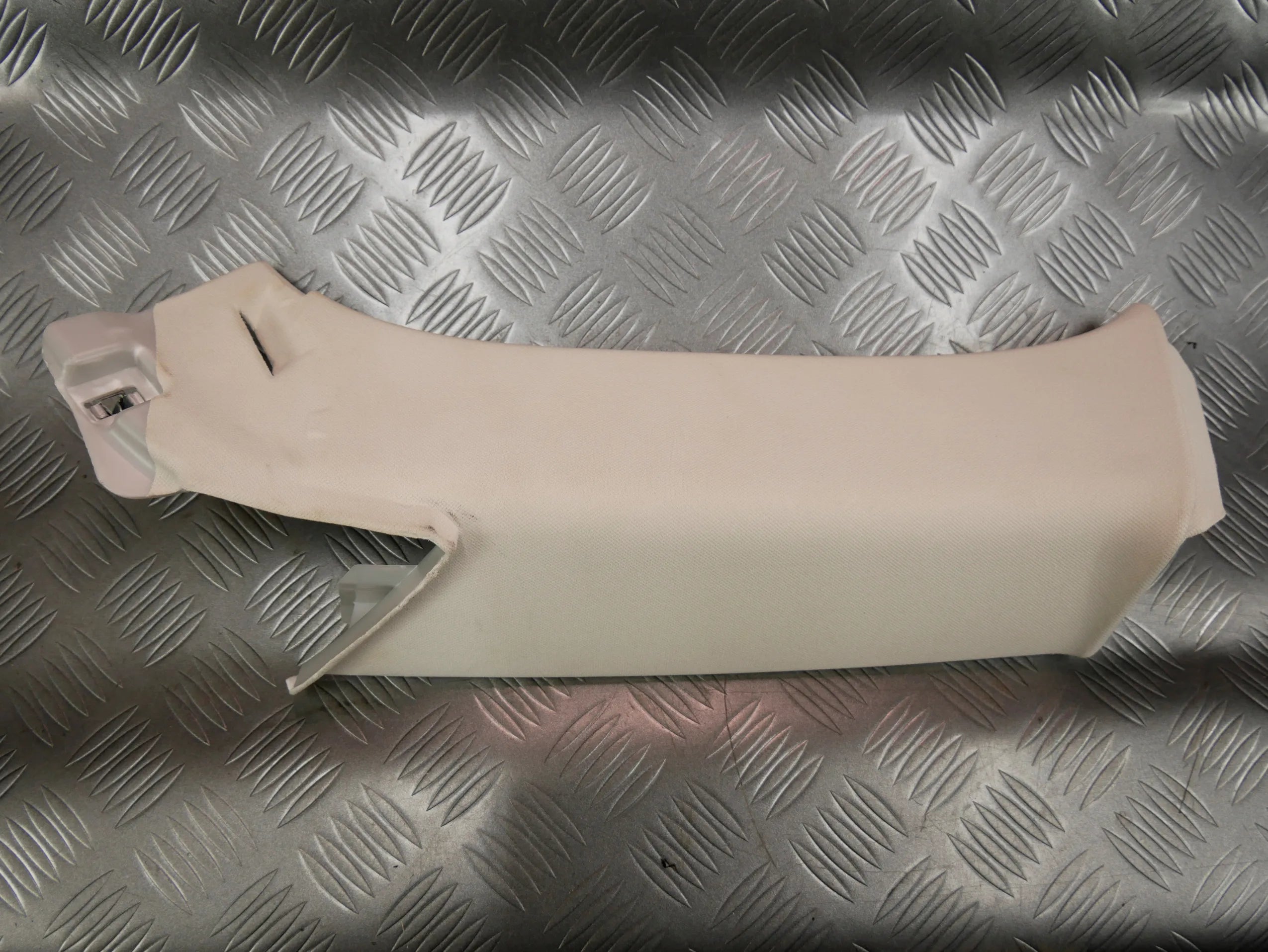 Osłona poszycie słupka tył prawe beżowe 3G9867242 VW PASSAT B8 KOMBI