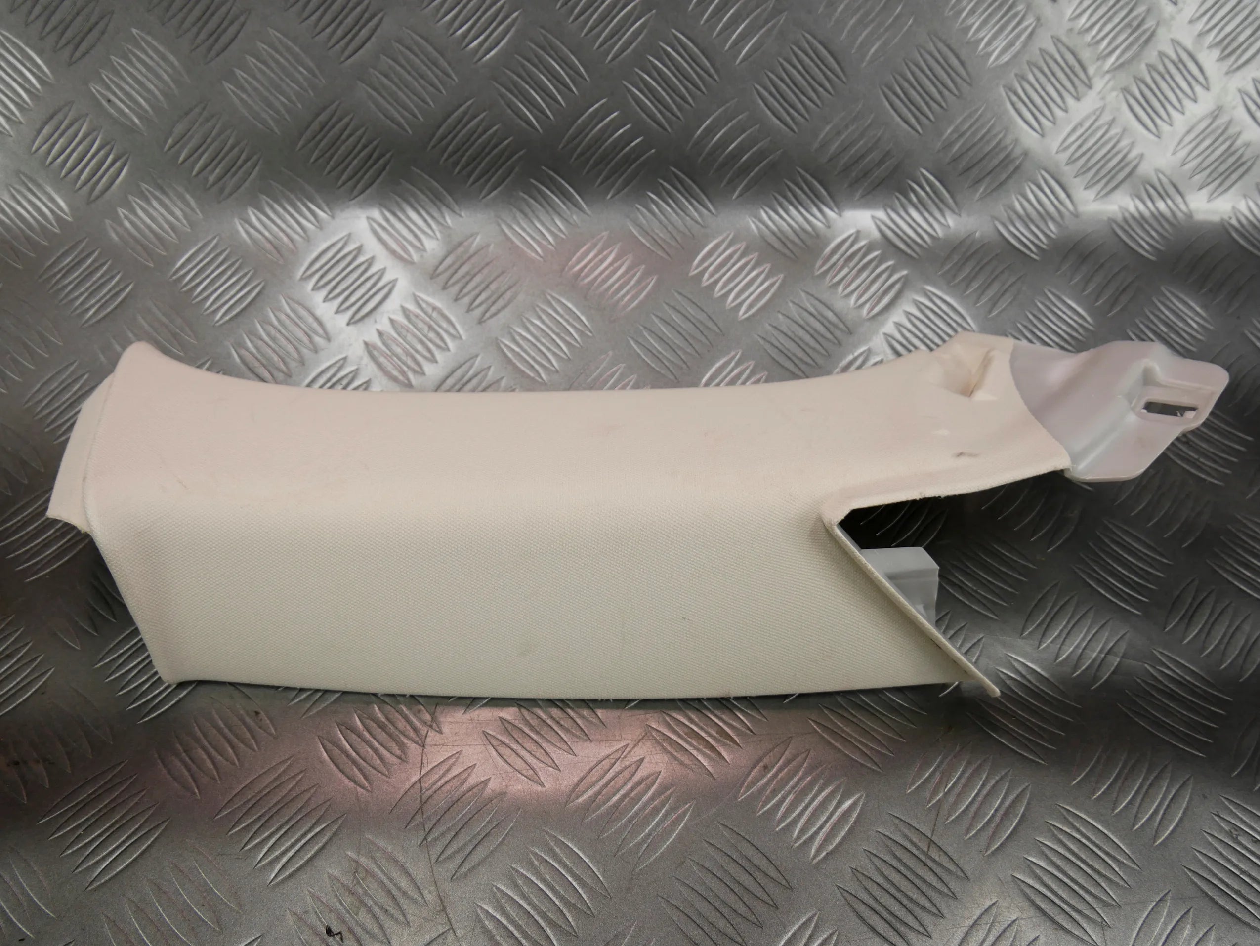 Osłona poszycie słupka tył lewe beżowe 3G9867241 VW PASSAT B8 KOMBI