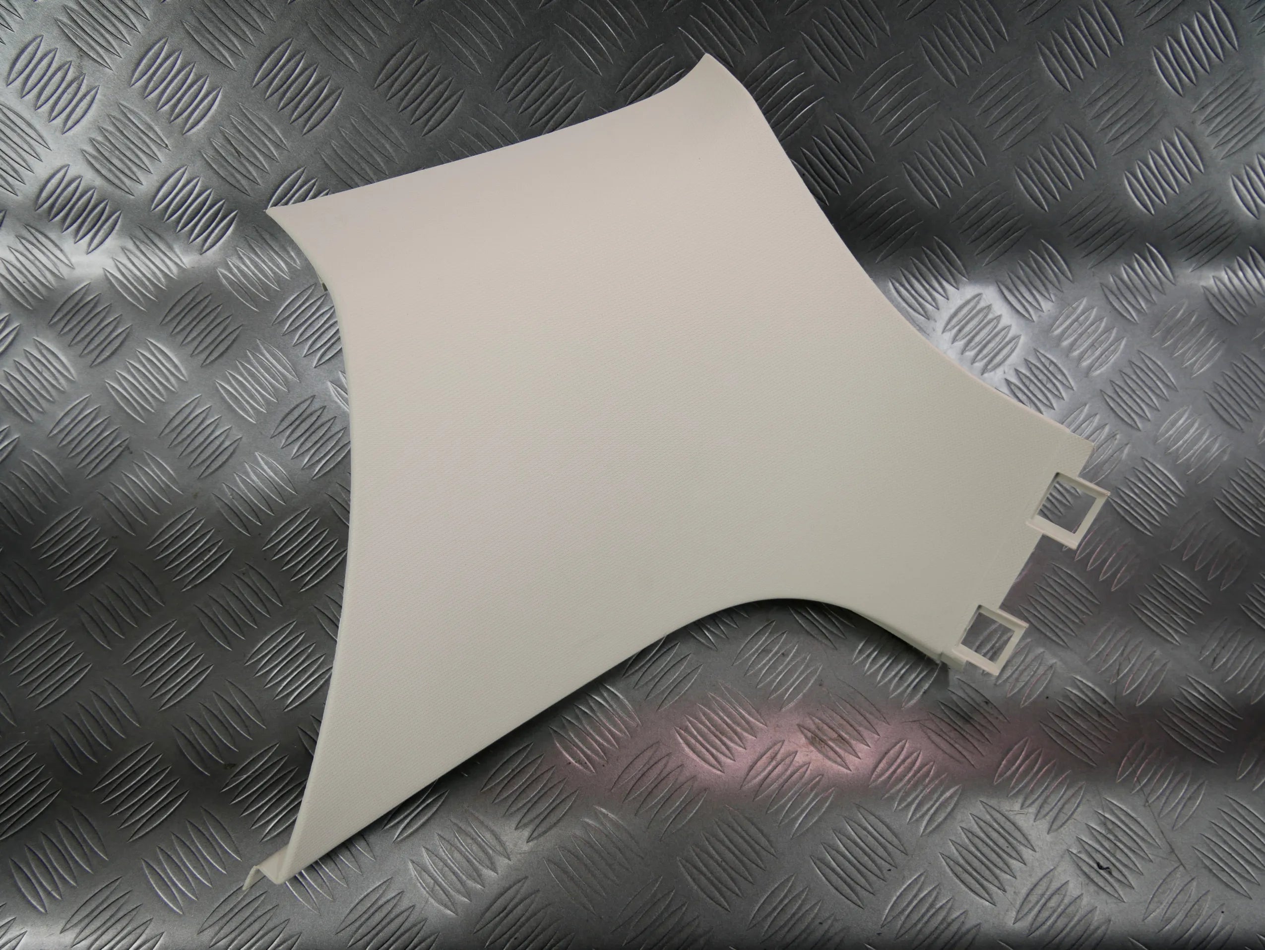 Osłona poszycie słupka tył prawe beżowe 3G9867246 VW PASSAT B8 KOMBI