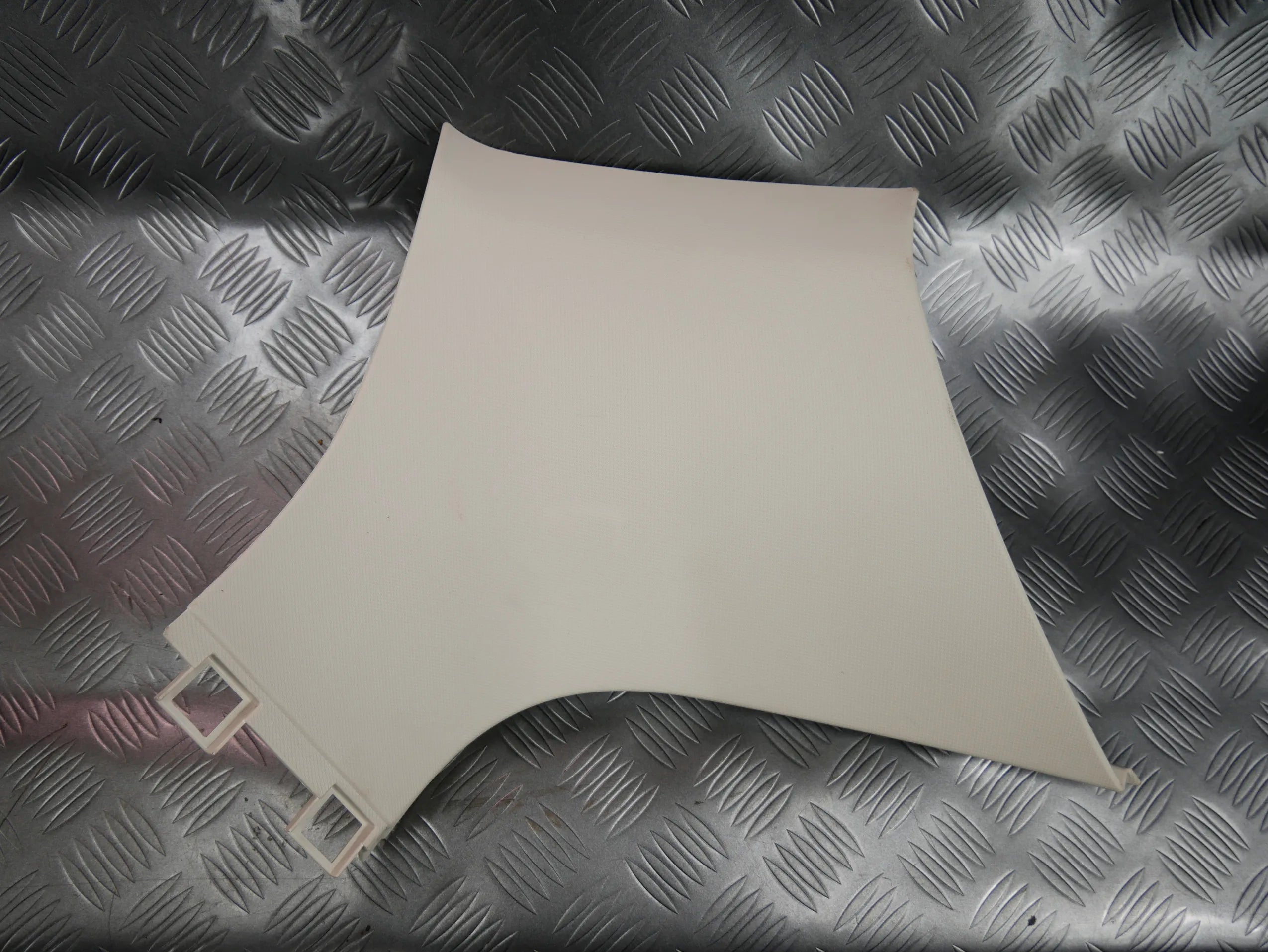 Osłona poszycie słupka tył lewe beżowe 3G9867245 VW PASSAT B8 KOMBI