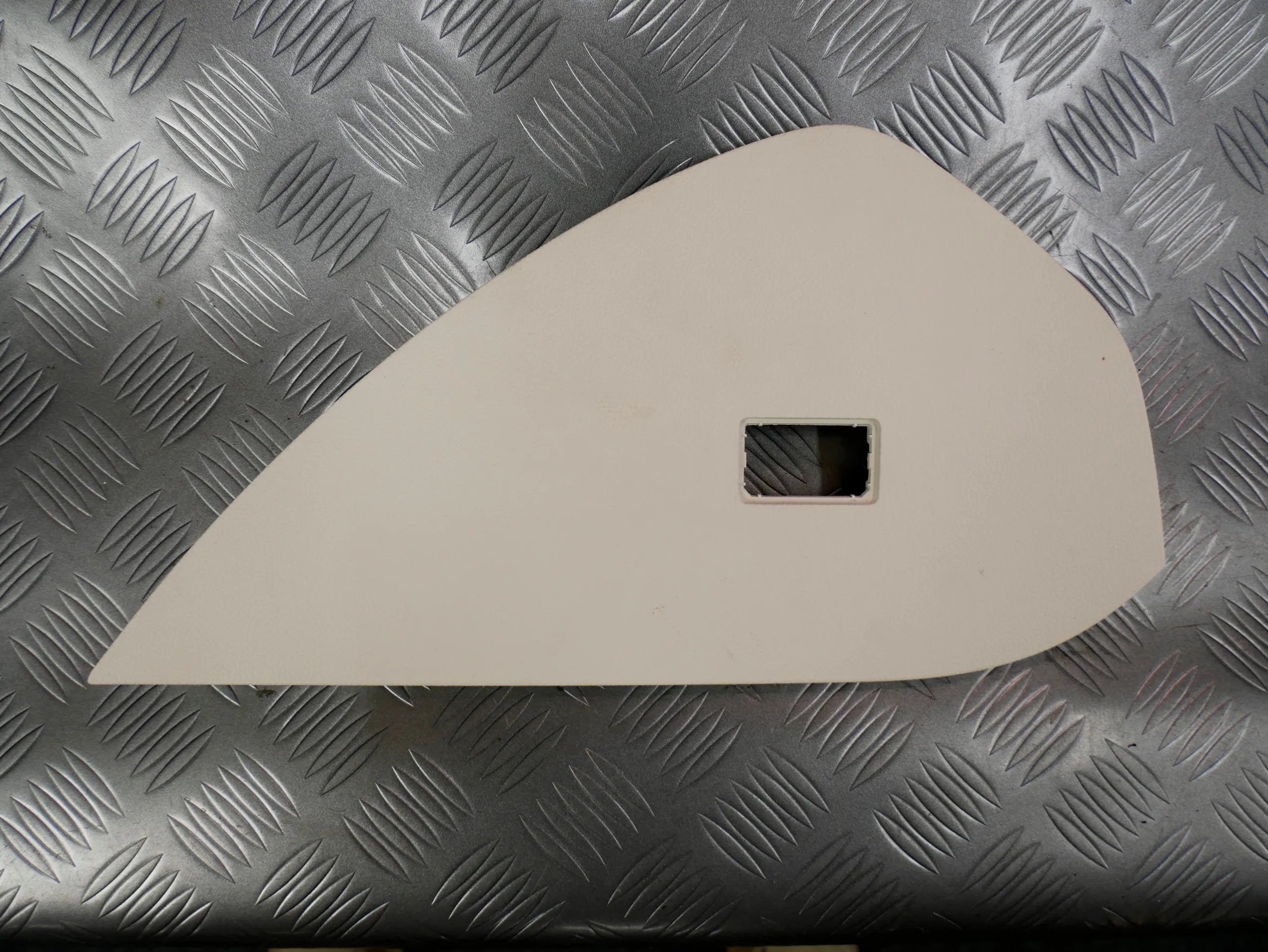 Osłona zaślepka boku konsoli prawa beżowa 3G0858248 VW PASSAT B8