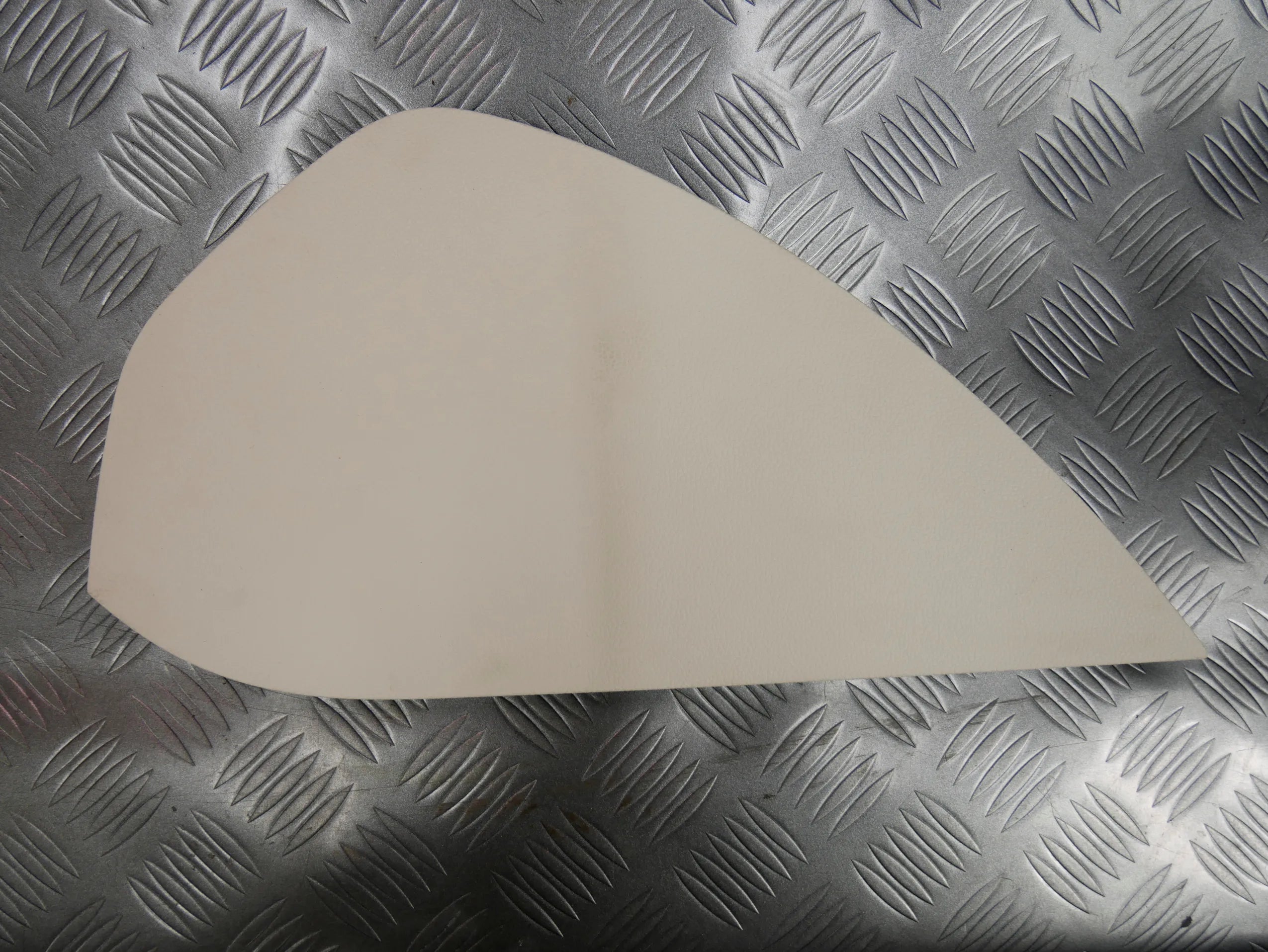 Osłona zaślepka boku konsoli lewa beżowa 3G0858247 VW PASSAT B8