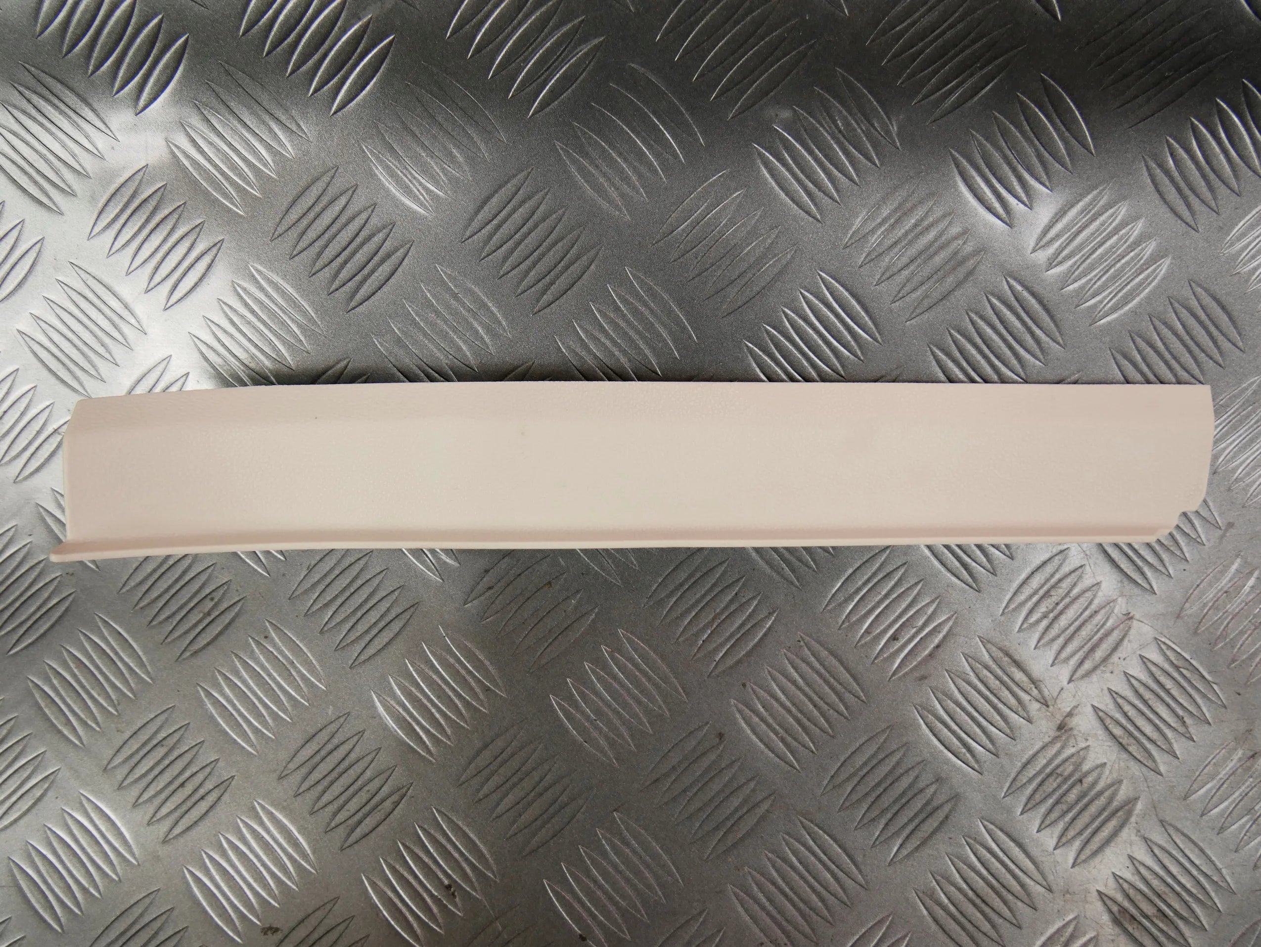 Listwa słupka deski konsoli prawa beżowa 3G0868224B VW PASSAT B8