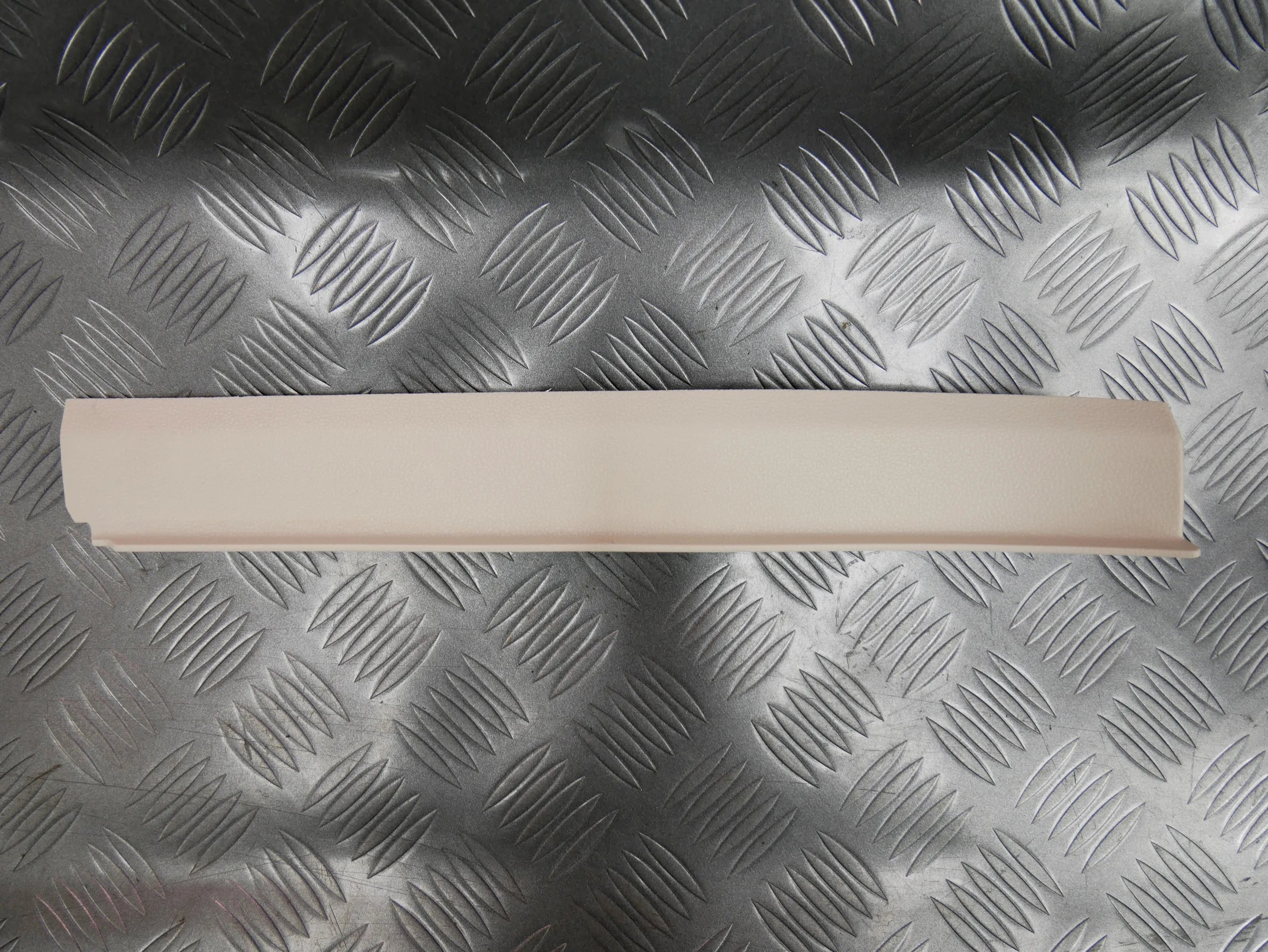 Listwa słupka deski konsoli lewa beżowa 3G0868223B VW PASSAT B8