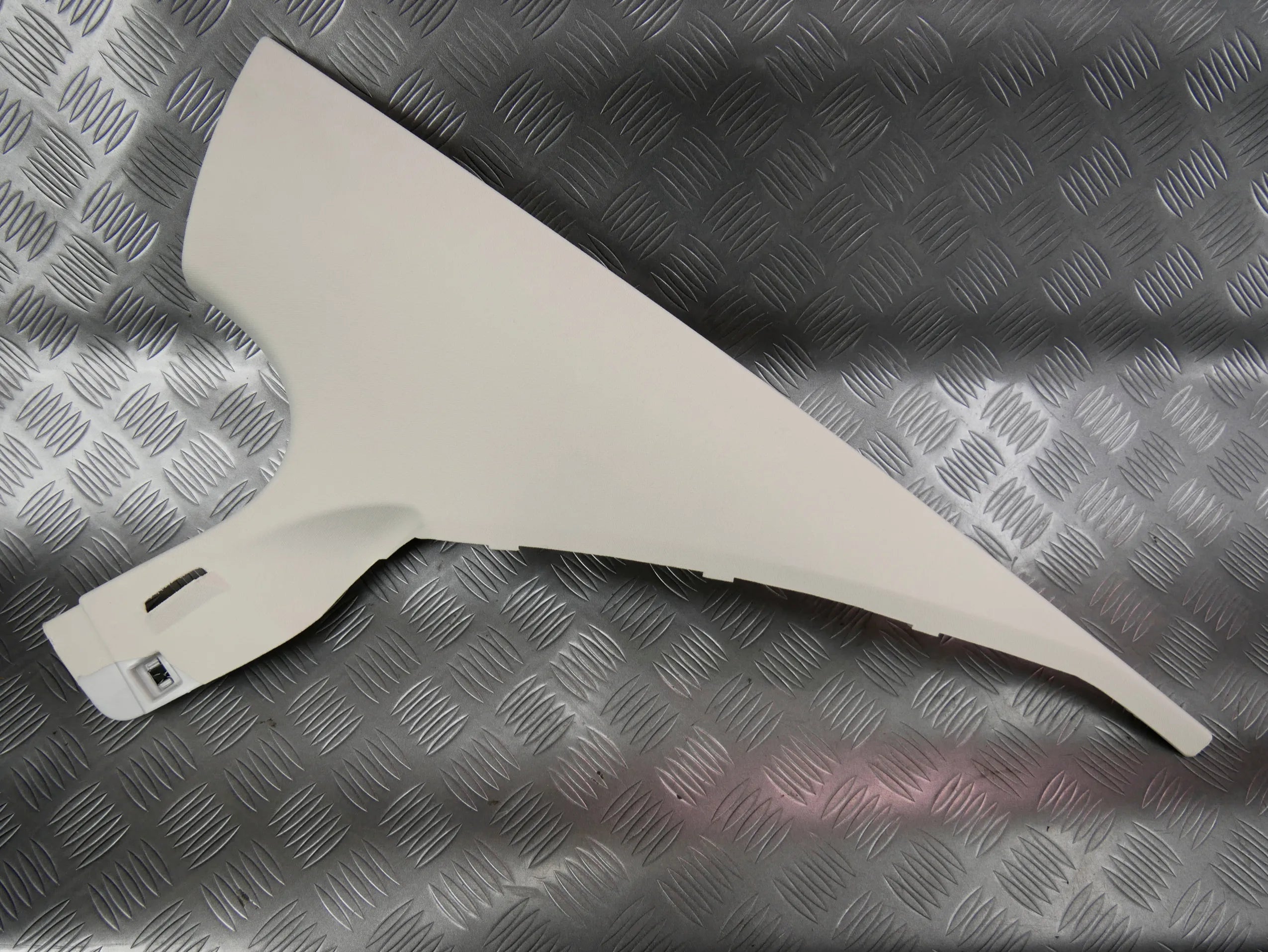 Poszycie osłona słupka tył tylna prawa beżowa 3G5867242 VW PASSAT B8 SEDAN