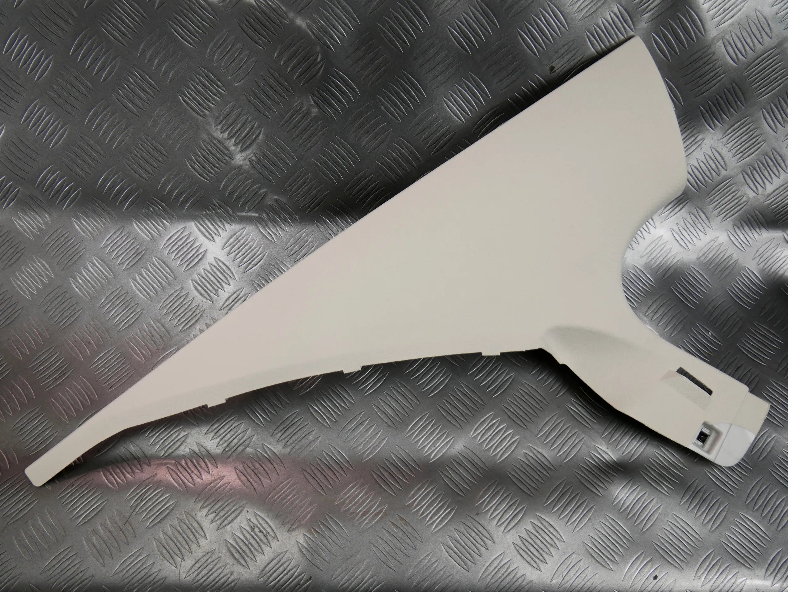 Poszycie osłona słupka tył tylna lewa beżowa 3G5867241 VW PASSAT B8 SEDAN