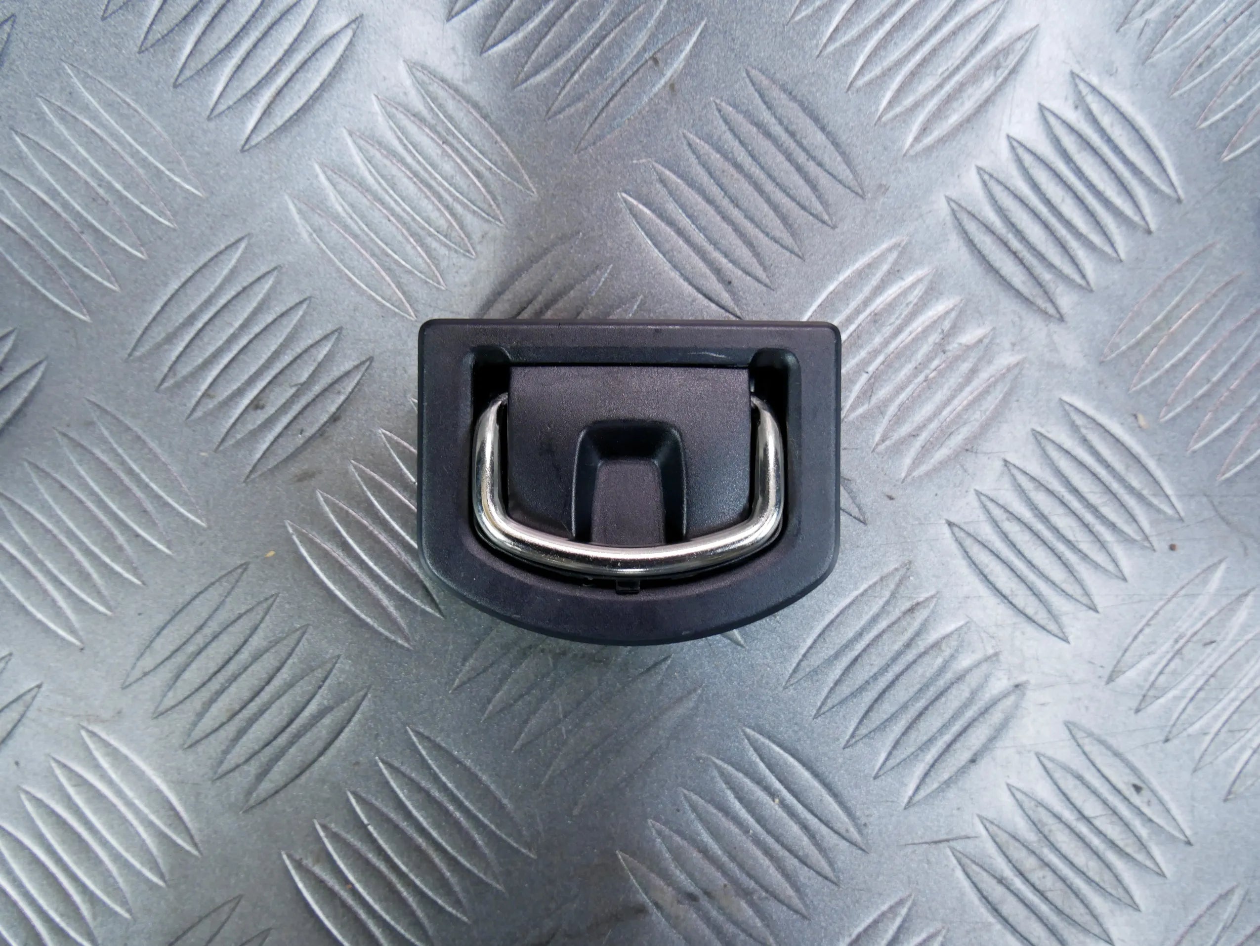 Ucho zaczep haczyk mocowanie bagażnika 5M0863503 VW PASSAT B8