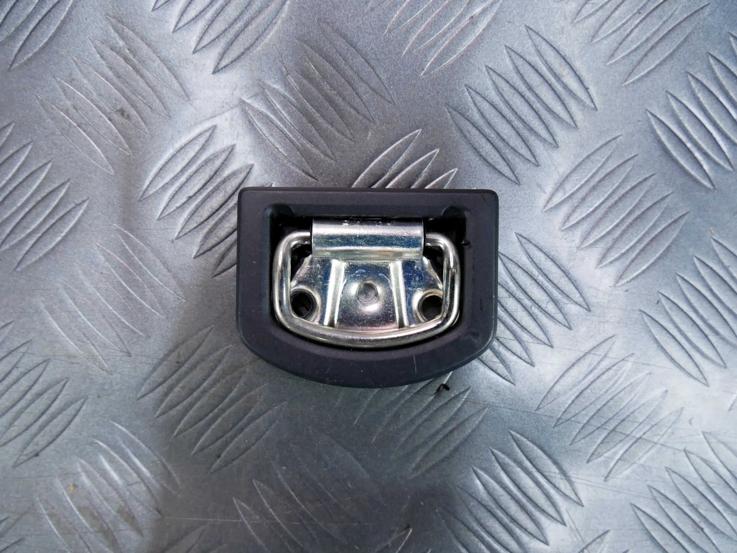 Ucho zaczep haczyk mocowanie bagażnika 5M0863503 VW PASSAT B8