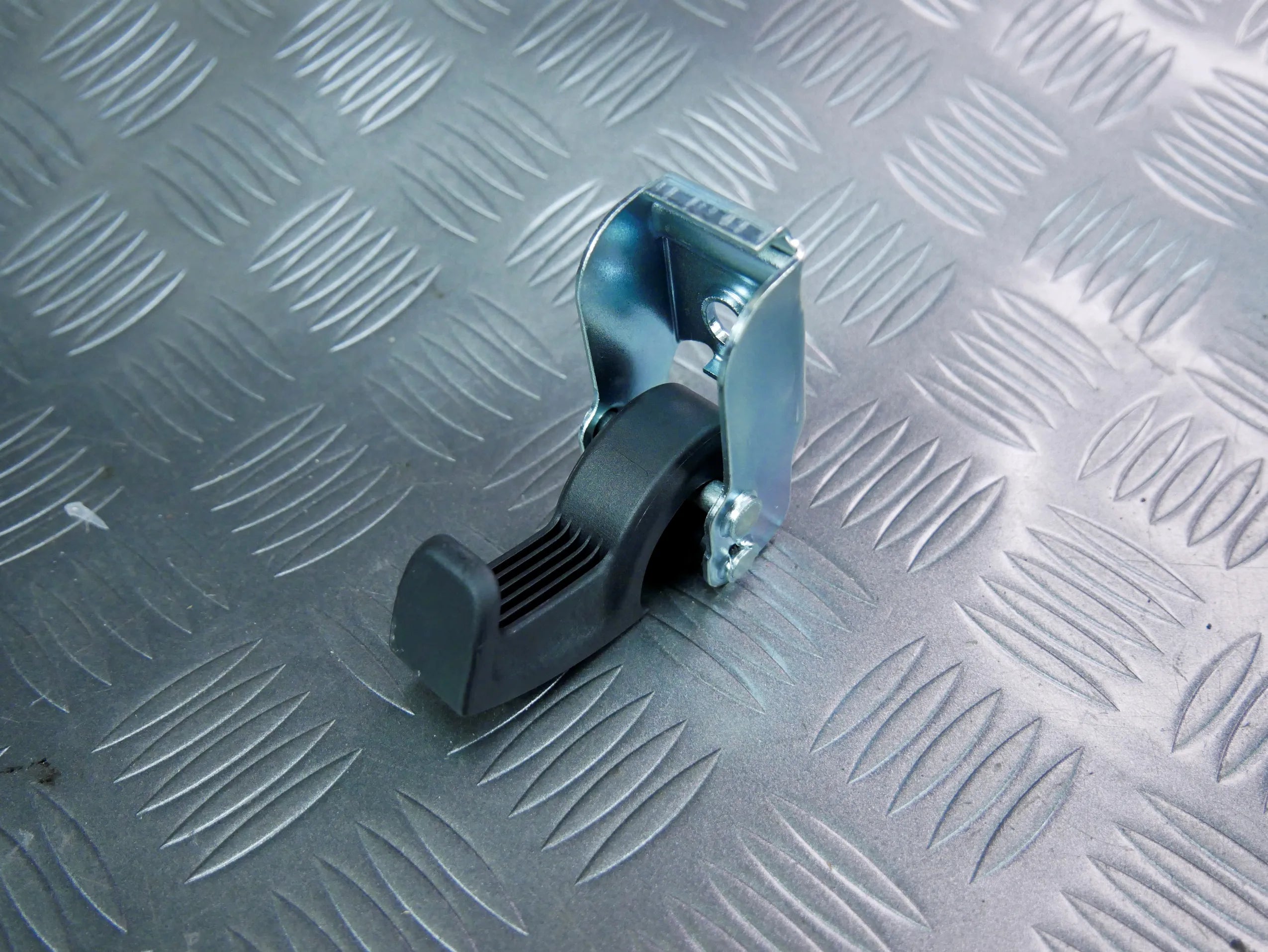 Ucho zaczep haczyk mocowanie bagażnika 3T9867615B VW PASSAT B8