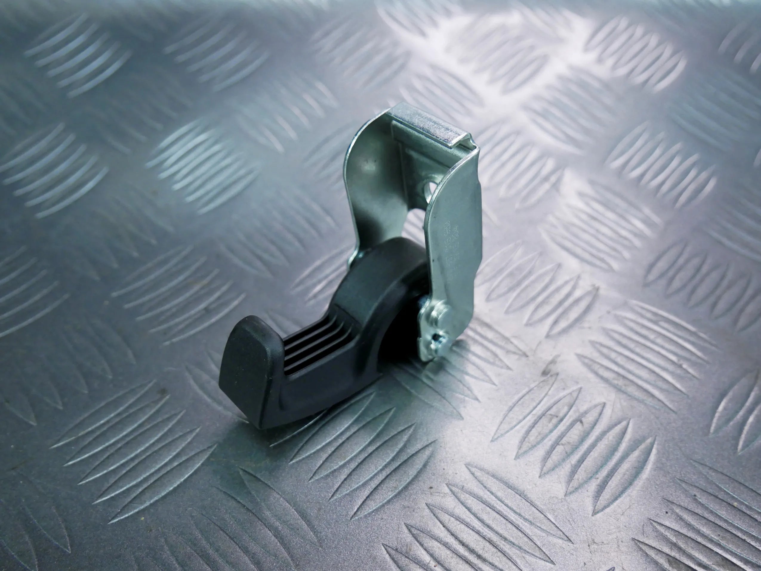 Ucho zaczep haczyk mocowanie bagażnika 3V9867615 VW PASSAT B8