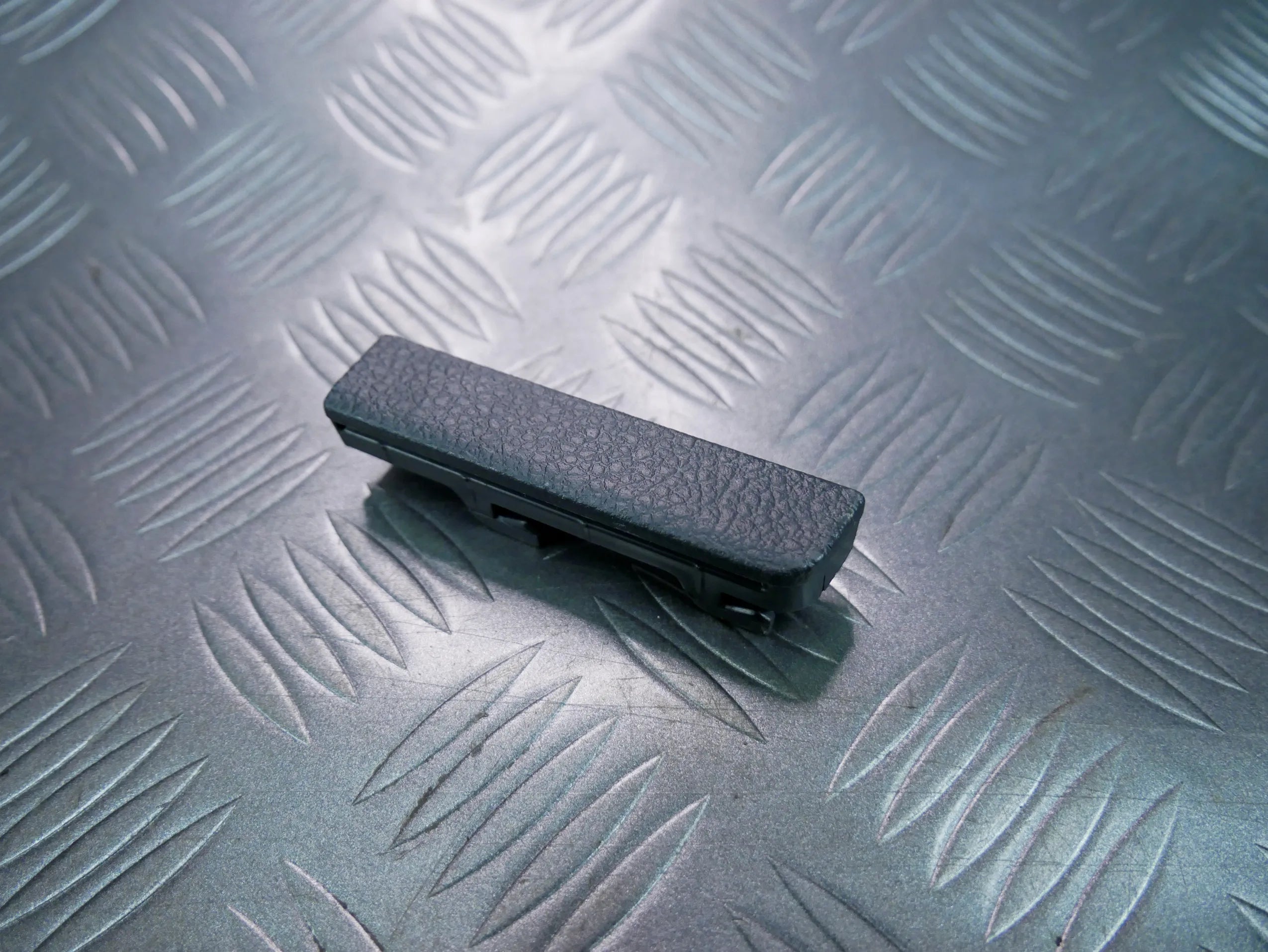 Osłona zaślepka bagażnika lewa 3G9863225 VW PASSAT B8 KOMBI