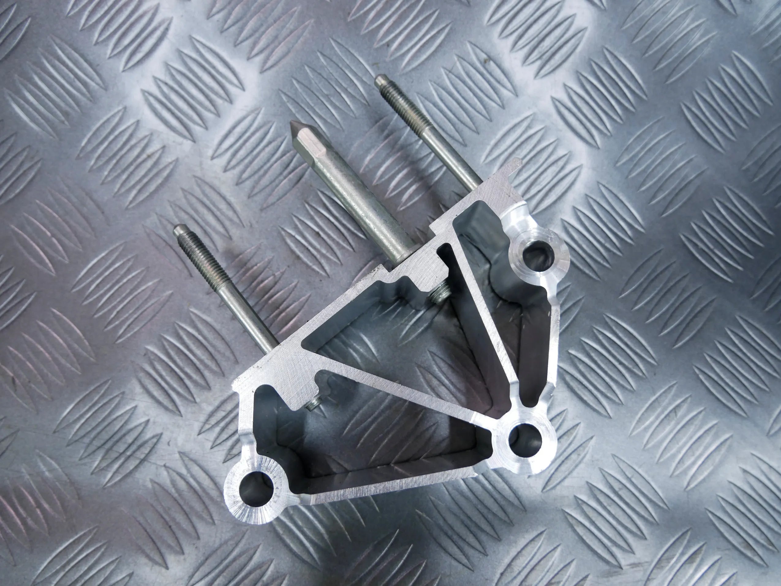 Wspornik mocowanie konsoli 1K1857021D VW PASSAT B8