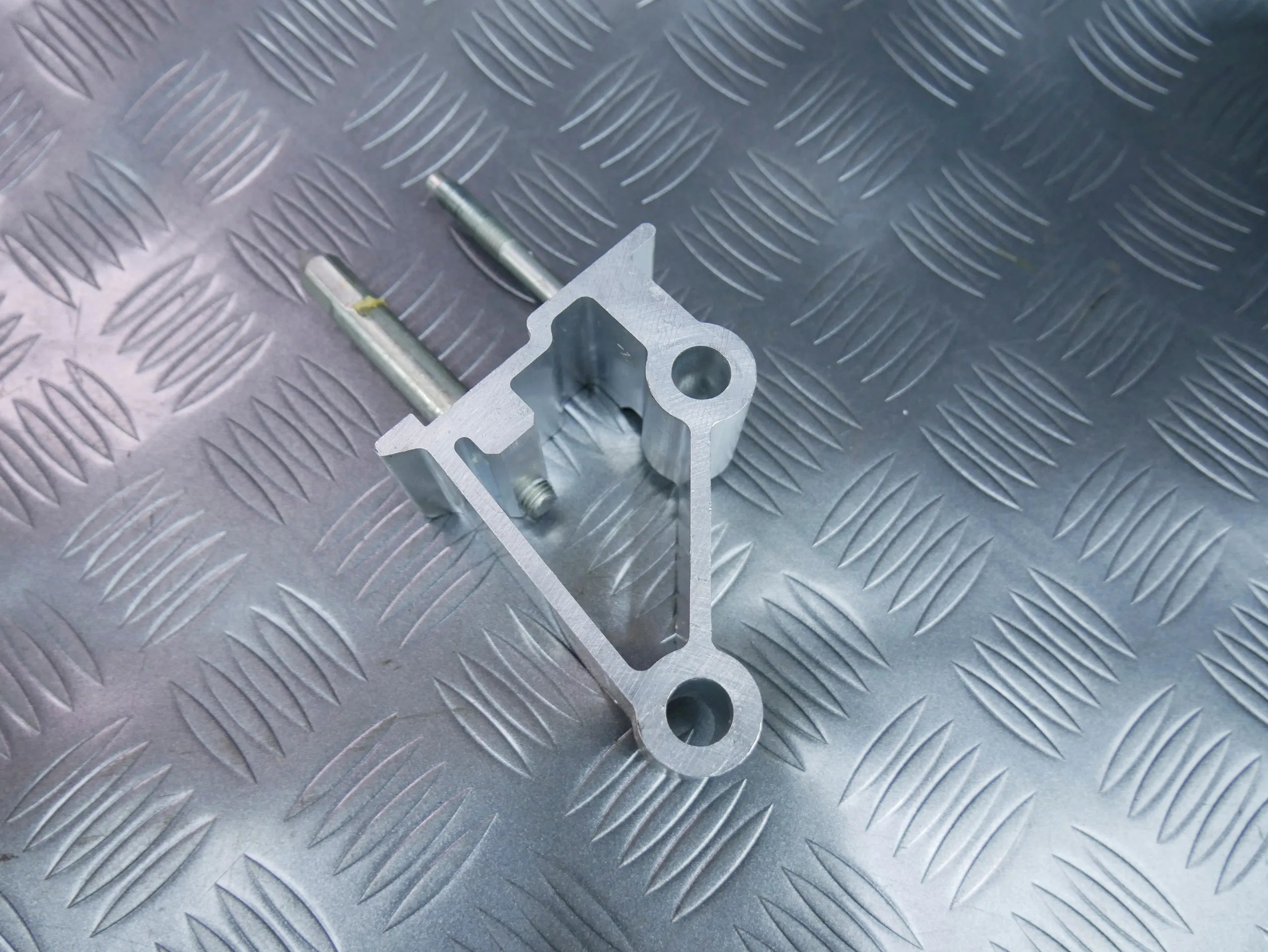 Wspornik mocowanie konsoli 1K1857022D VW PASSAT B8