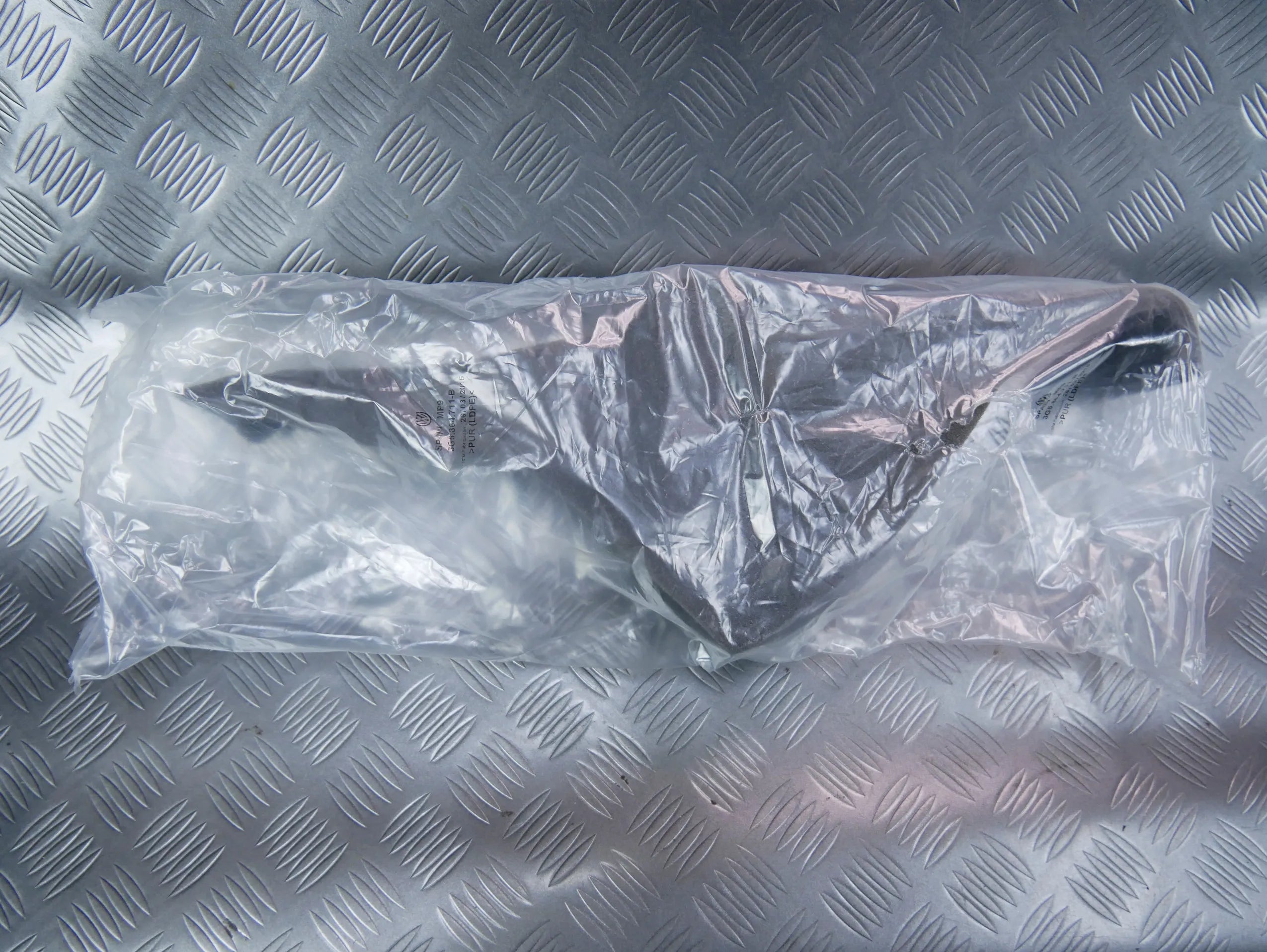 Pianka wygłuszenie błotnika lewe 3G5864711B VW PASSAT B8 SEDAN