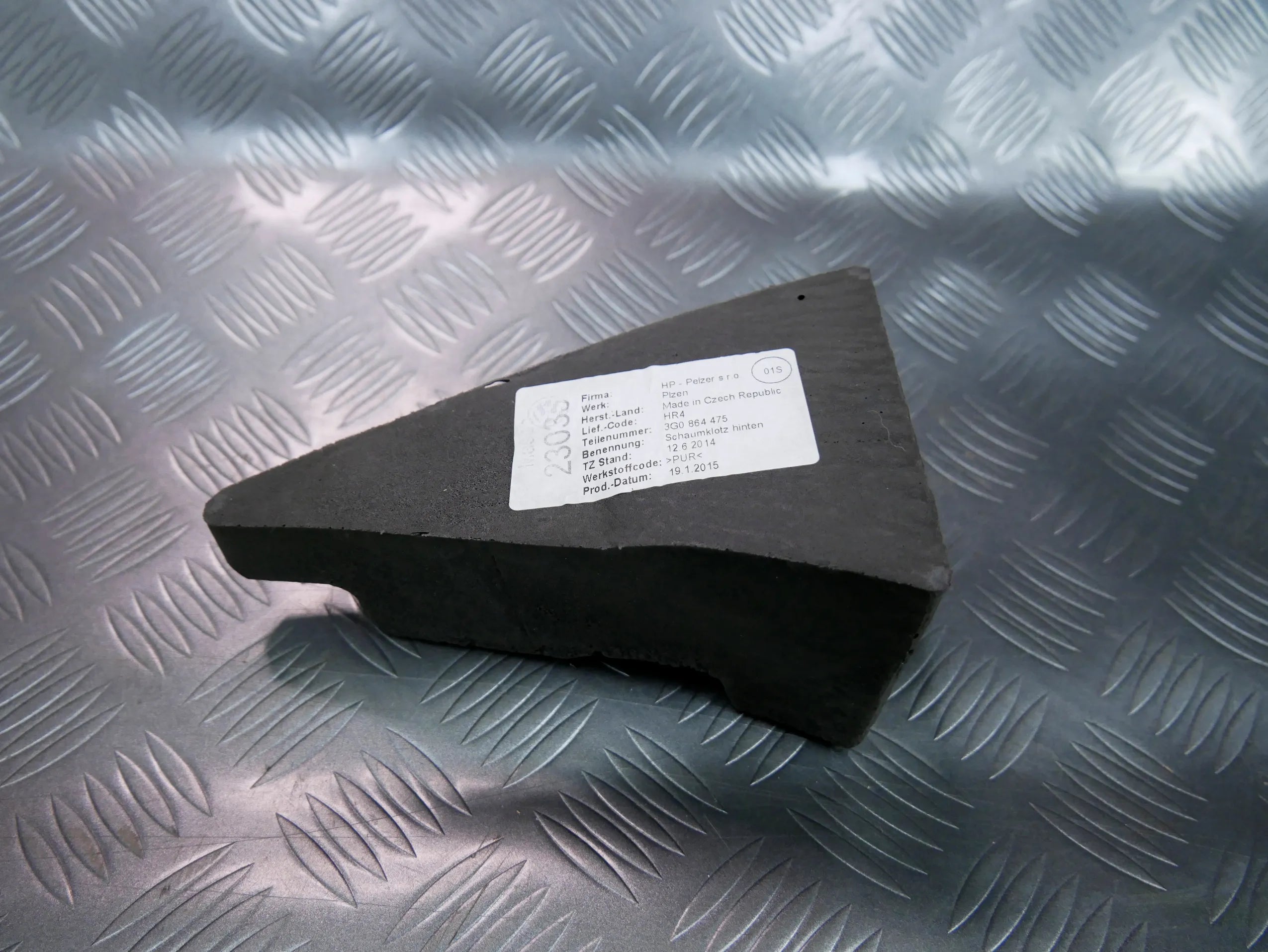 Gąbka pianka wygłuszenie błotnika lewe 3G0864475 VW PASSAT B8