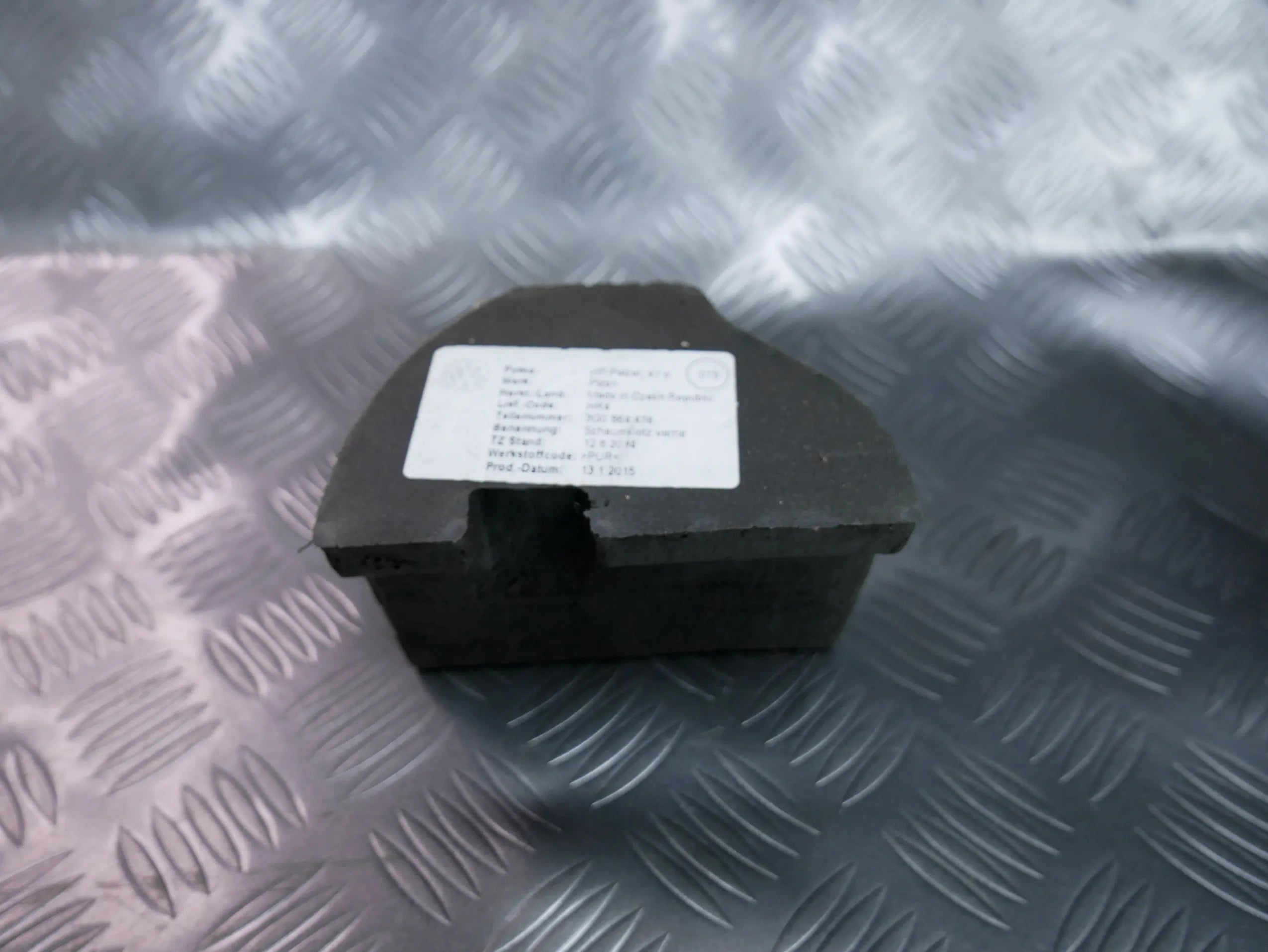 Gąbka pianka wygłuszenie błotnika prawe 3G0864476 VW PASSAT B8