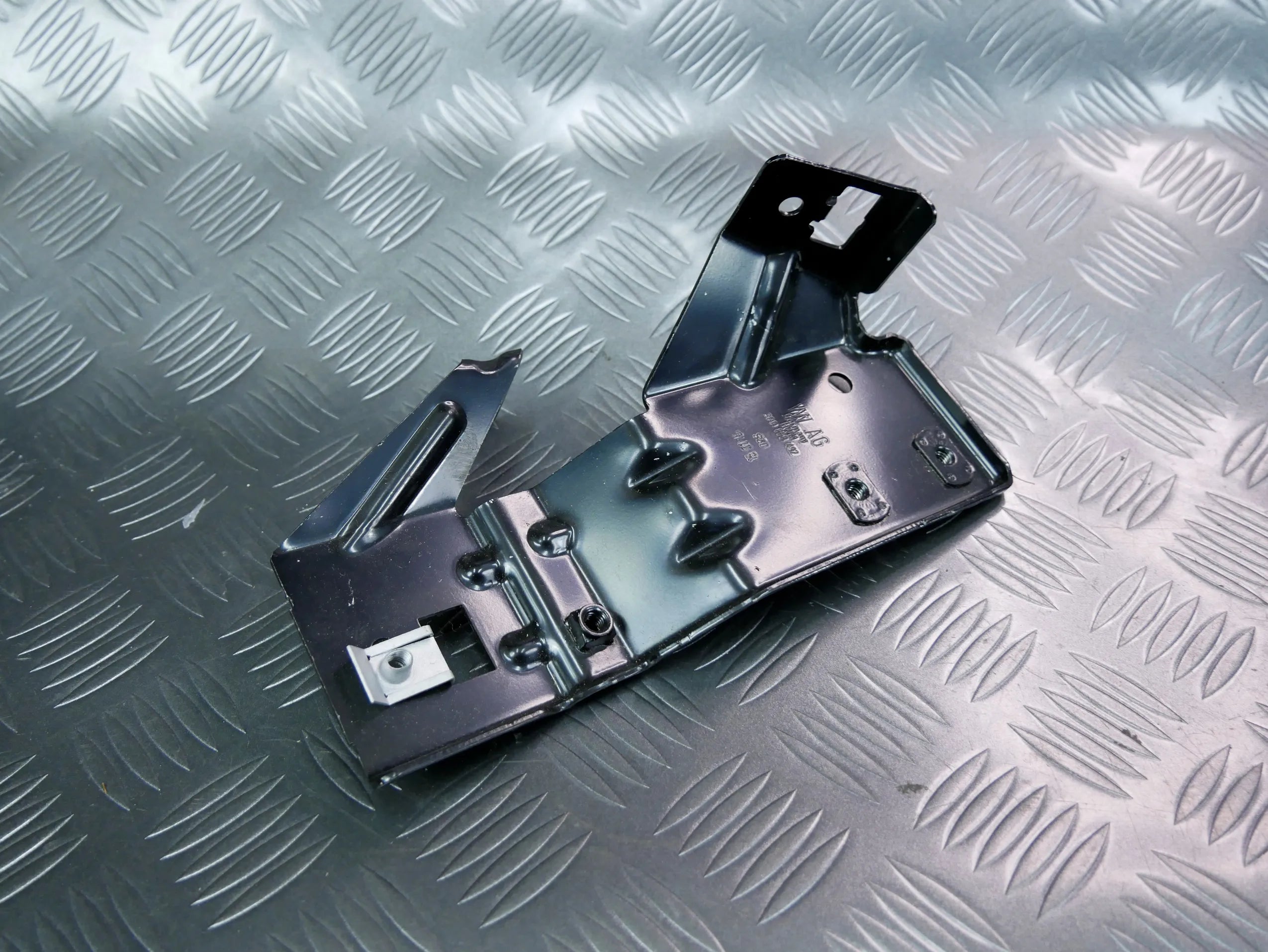 Mocowanie wspornik bagażnika prawy 3G9868492 VW PASSAT B8 KOMBI