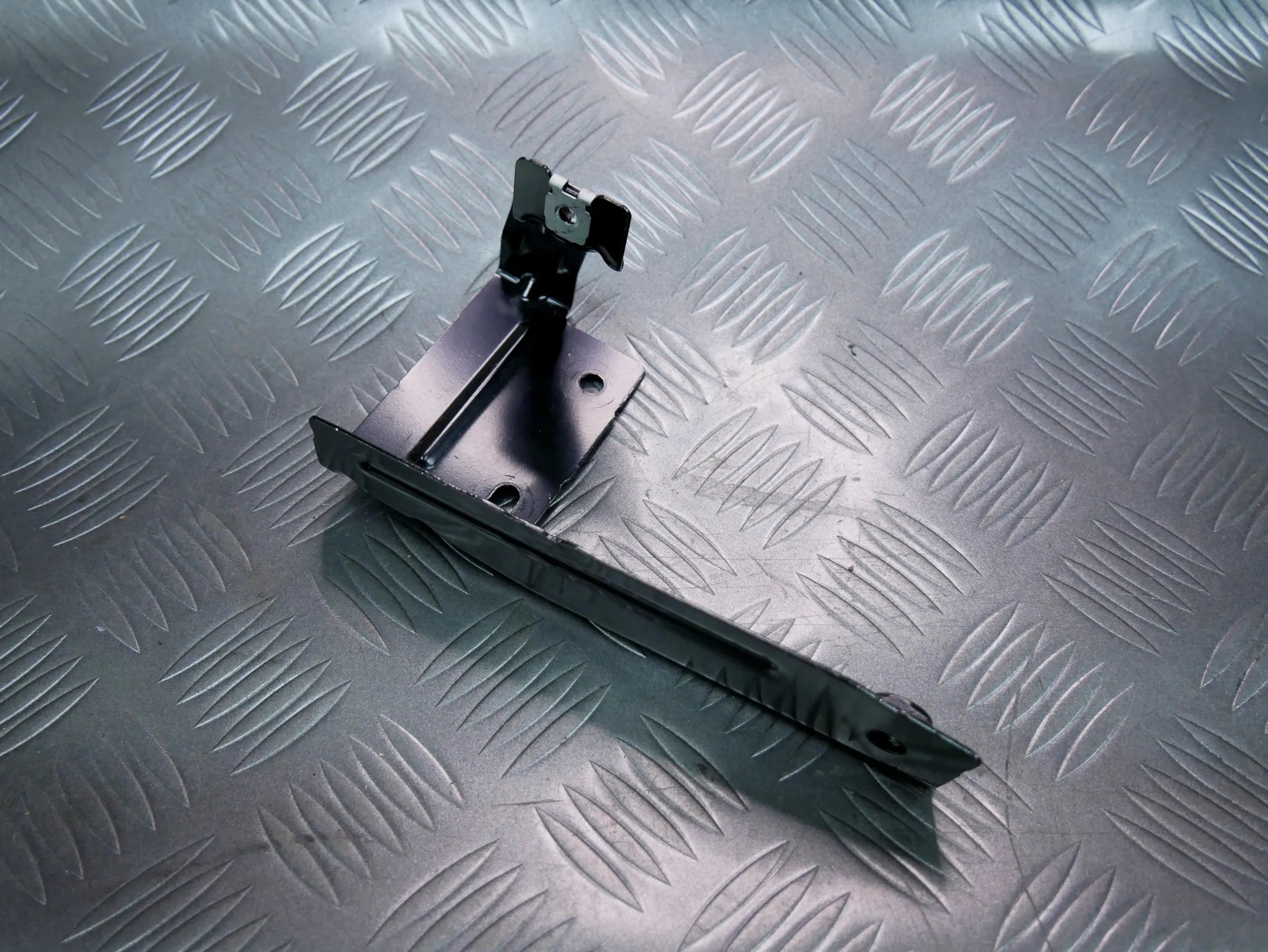 Mocowanie wspornik bagażnika prawy 3G9868550 VW PASSAT B8 KOMBI