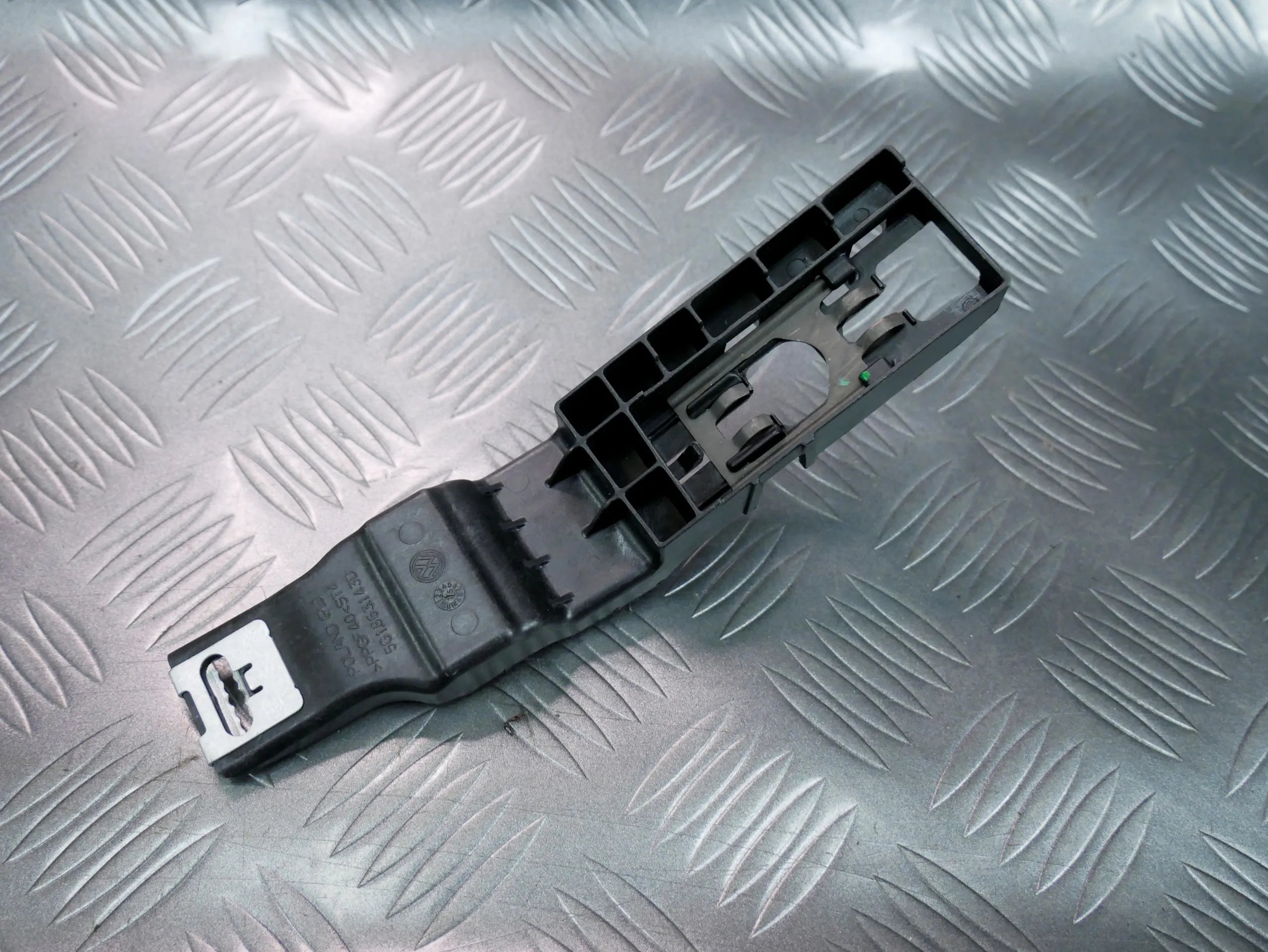 Wspornik mocowanie tunelu 5G1863143D VW PASSAT B8