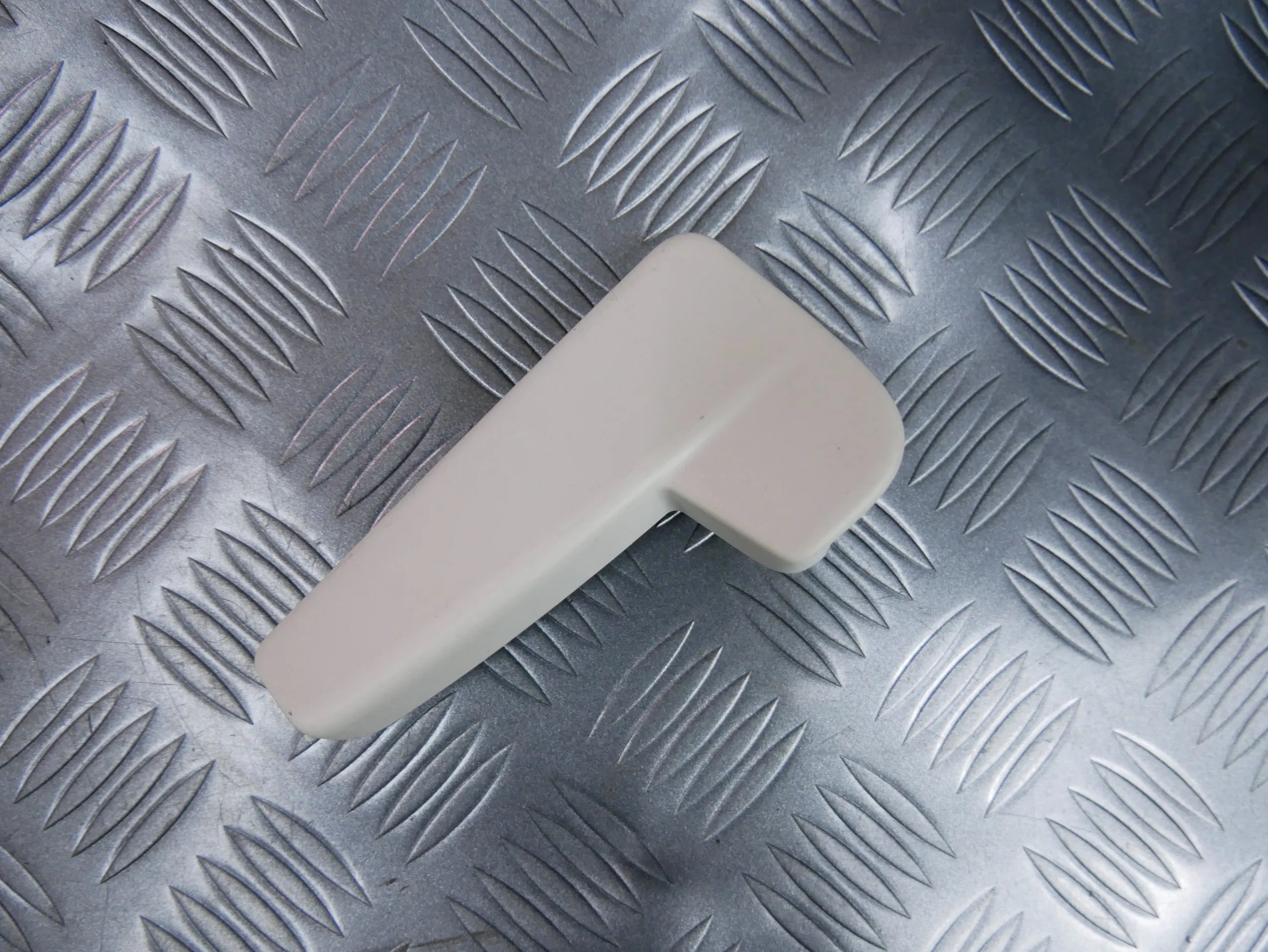 Rączka otwierania maski beżowa 3G0823533 VW PASSAT B8