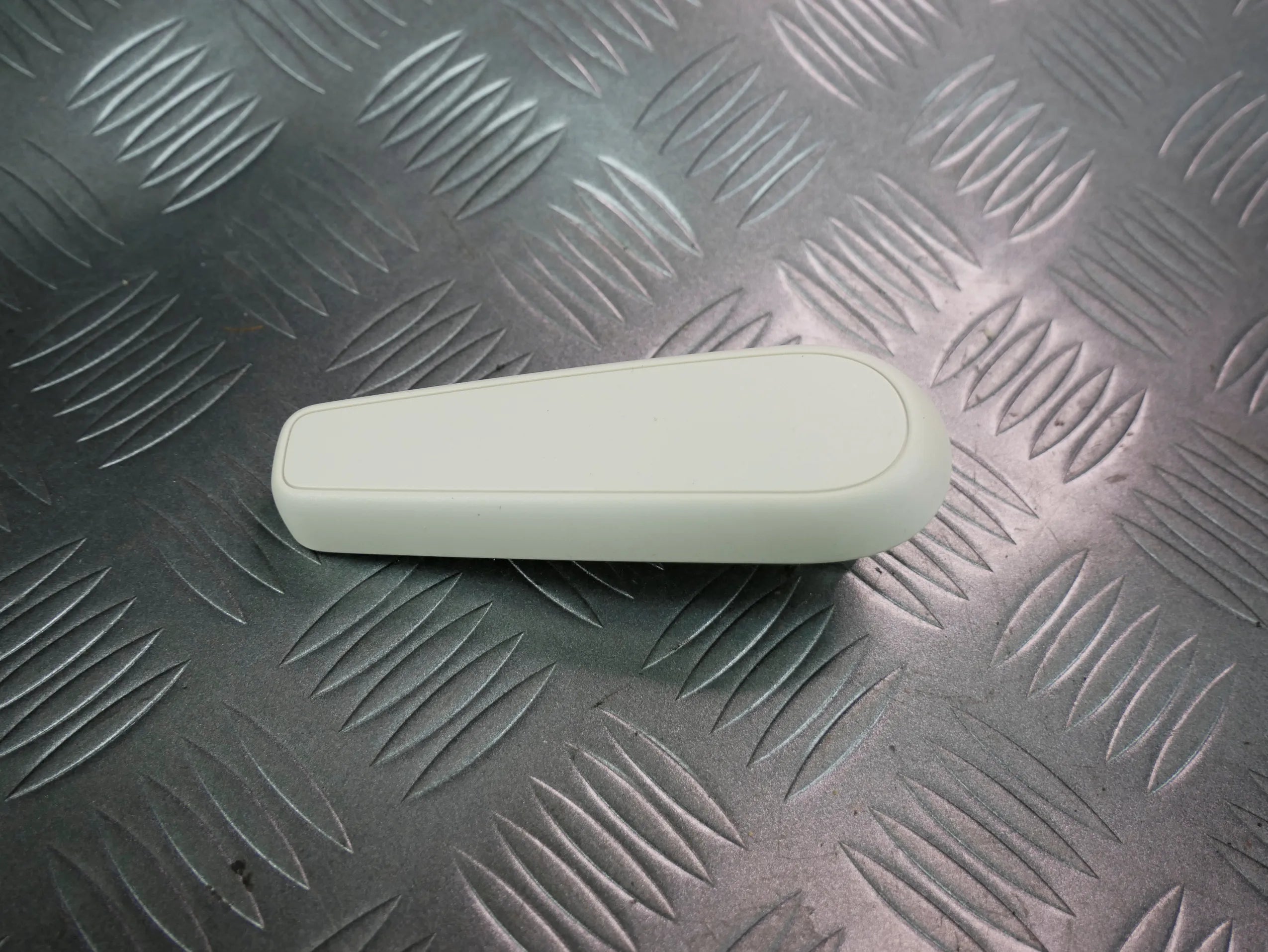 Rączka regulacji oparcia beżowa 5G0881236A VW PASSAT B8