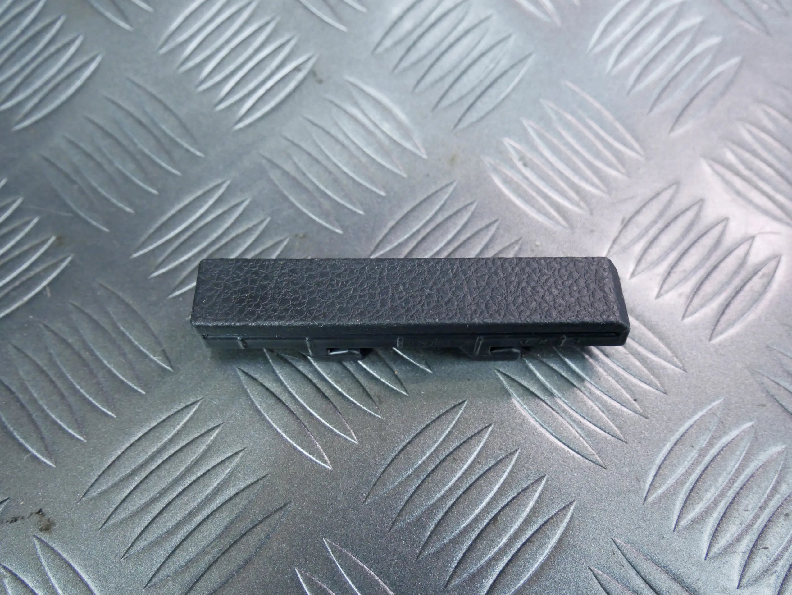 Osłona zaślepka bagażnika prawa 3G9863226 VW PASSAT B8 KOMBI