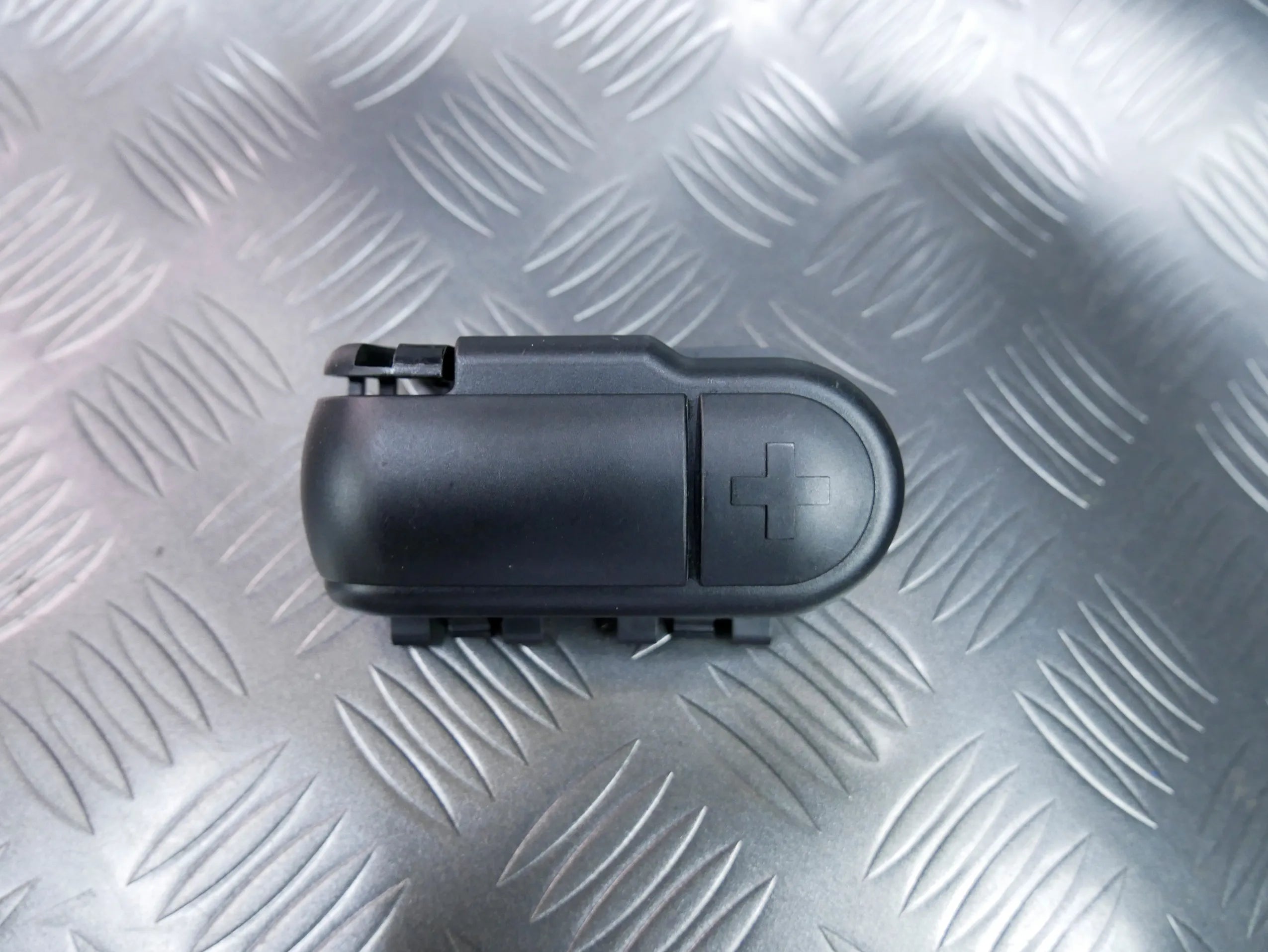 Osłona klemy plusowej instalacji VW PASSAT B8