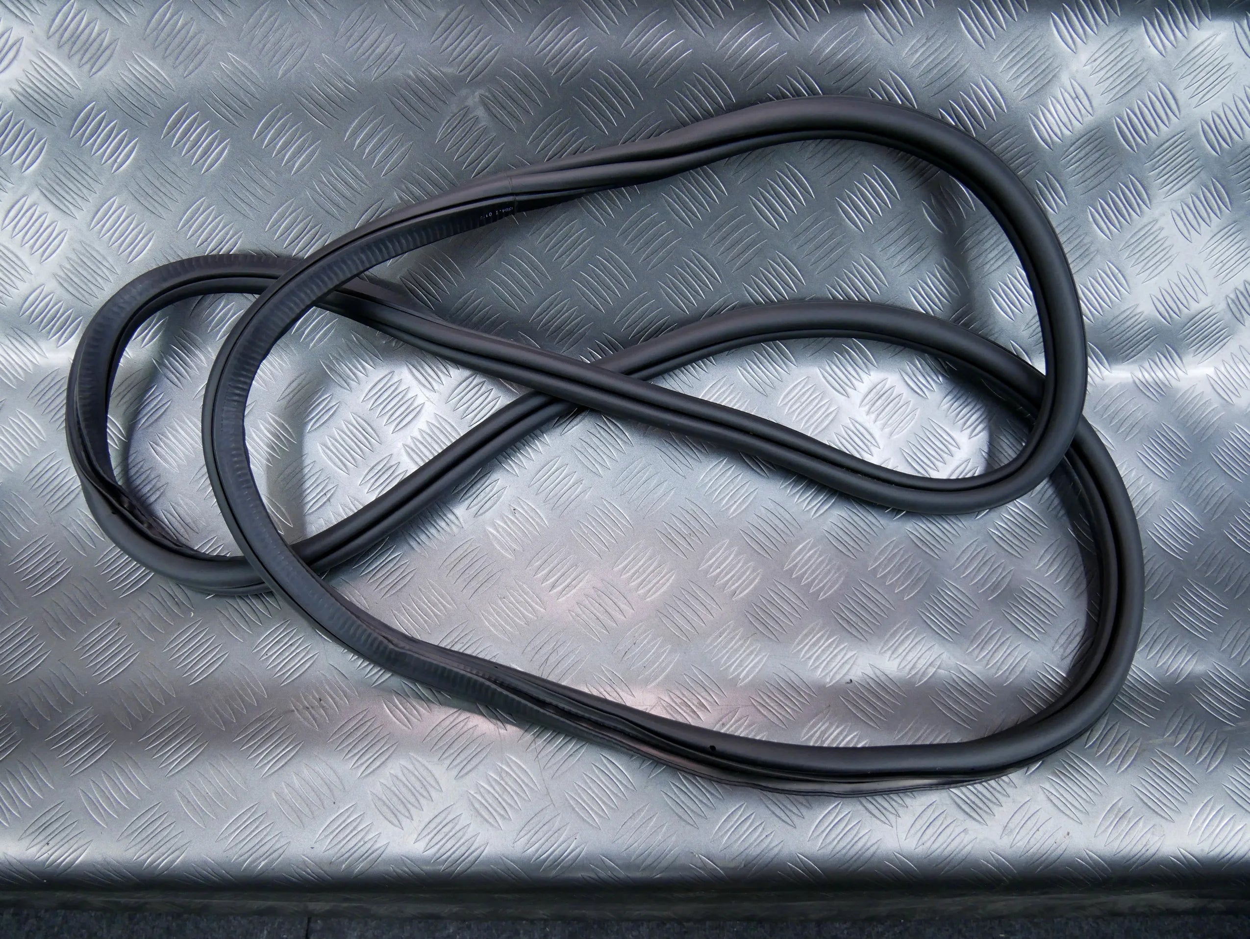 Uszczelka karoseryjna drzwi tył prawa lewa 3G5867913K VW PASSAT B8 SEDAN