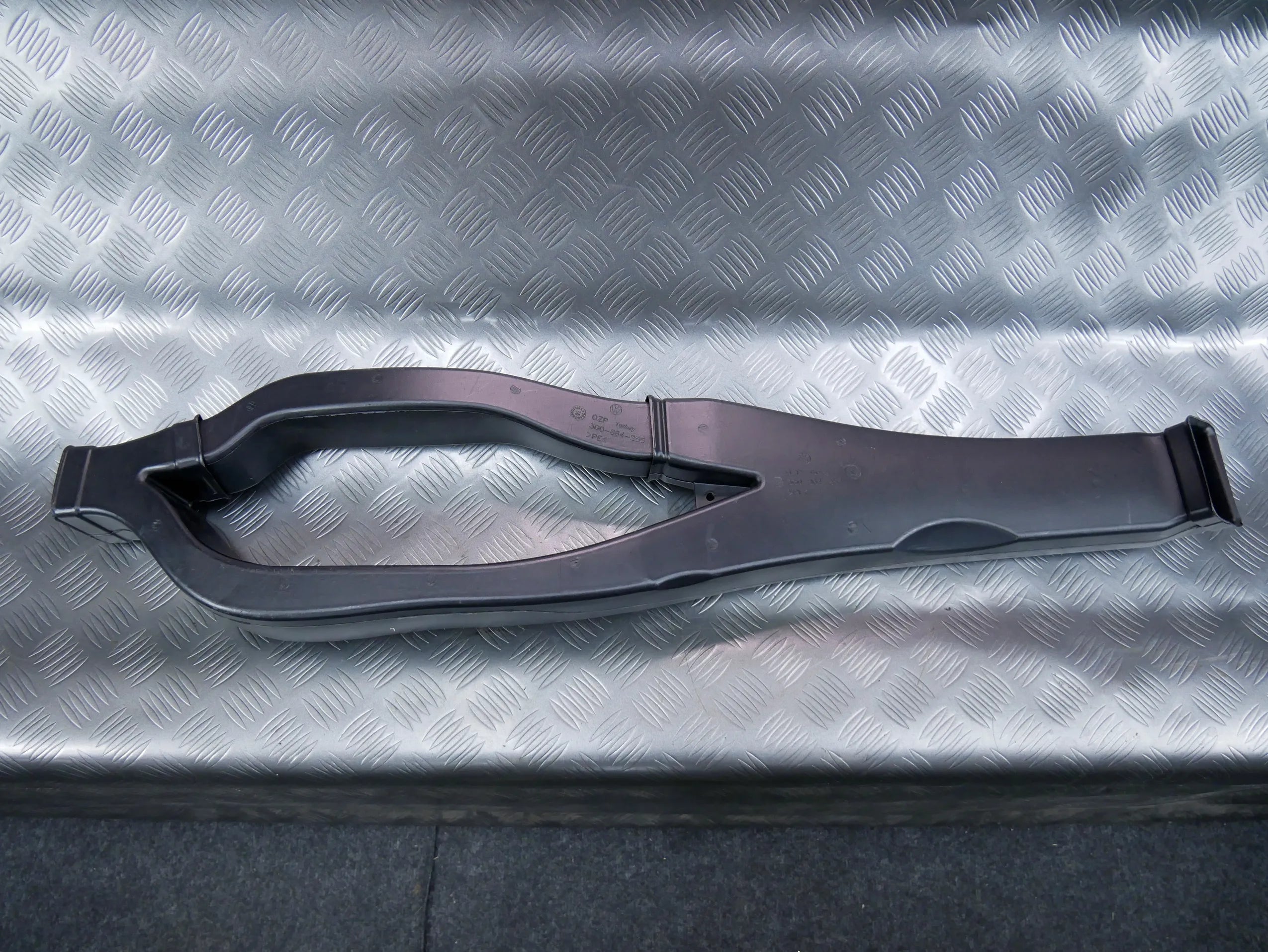 Rura kanał powietrza nagrzewnicy 3G0864254 VW PASSAT B8