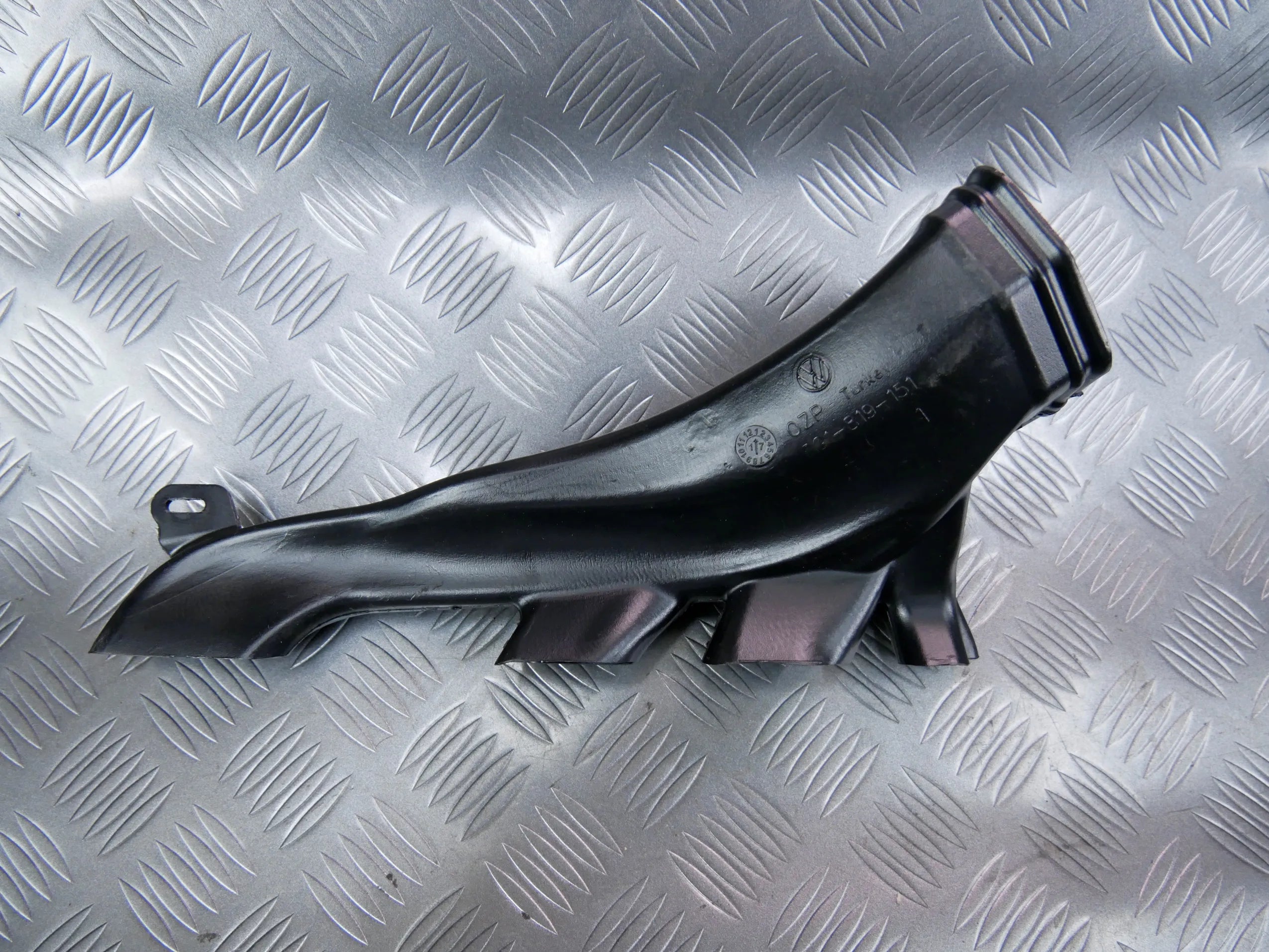 Rura kanał powietrza nagrzewnicy 3G1819151 VW PASSAT B8