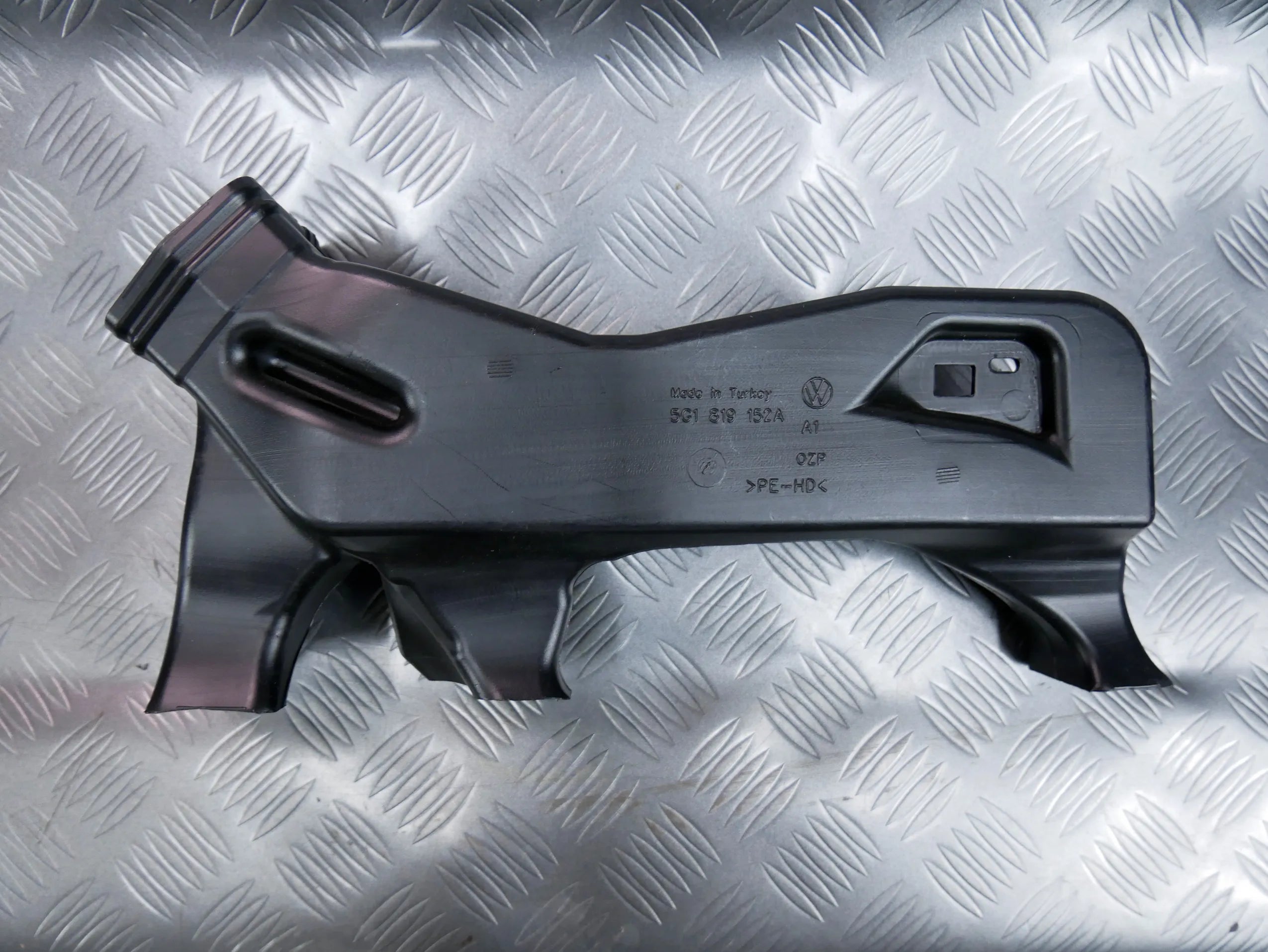 Rura kanał powietrza nagrzewnicy 5G1819152A VW PASSAT B8