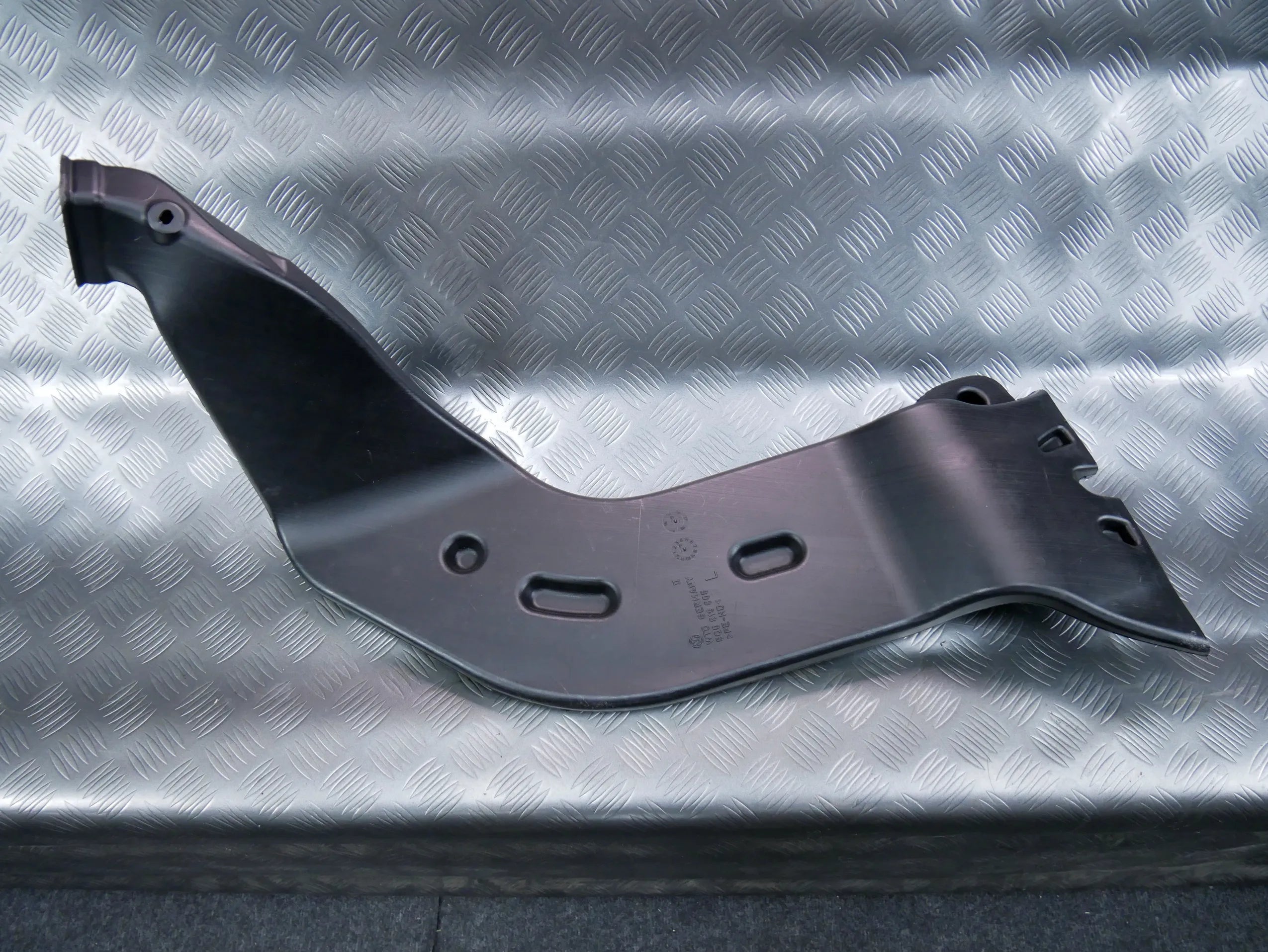 Rura kanał powietrza nagrzewnicy 5Q0819805 VW PASSAT B8