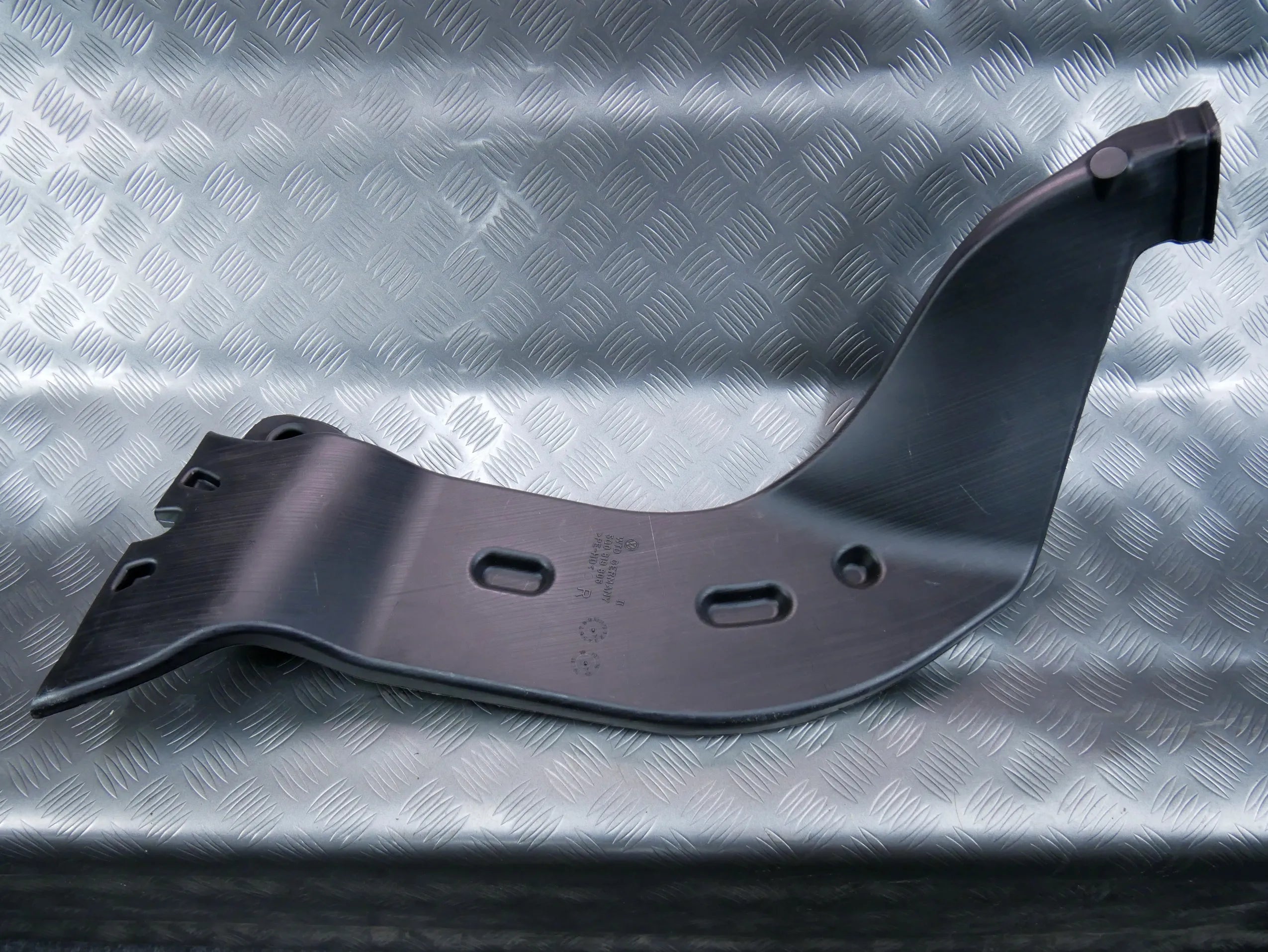 Rura kanał powietrza nagrzewnicy 5Q0819806 VW PASSAT B8