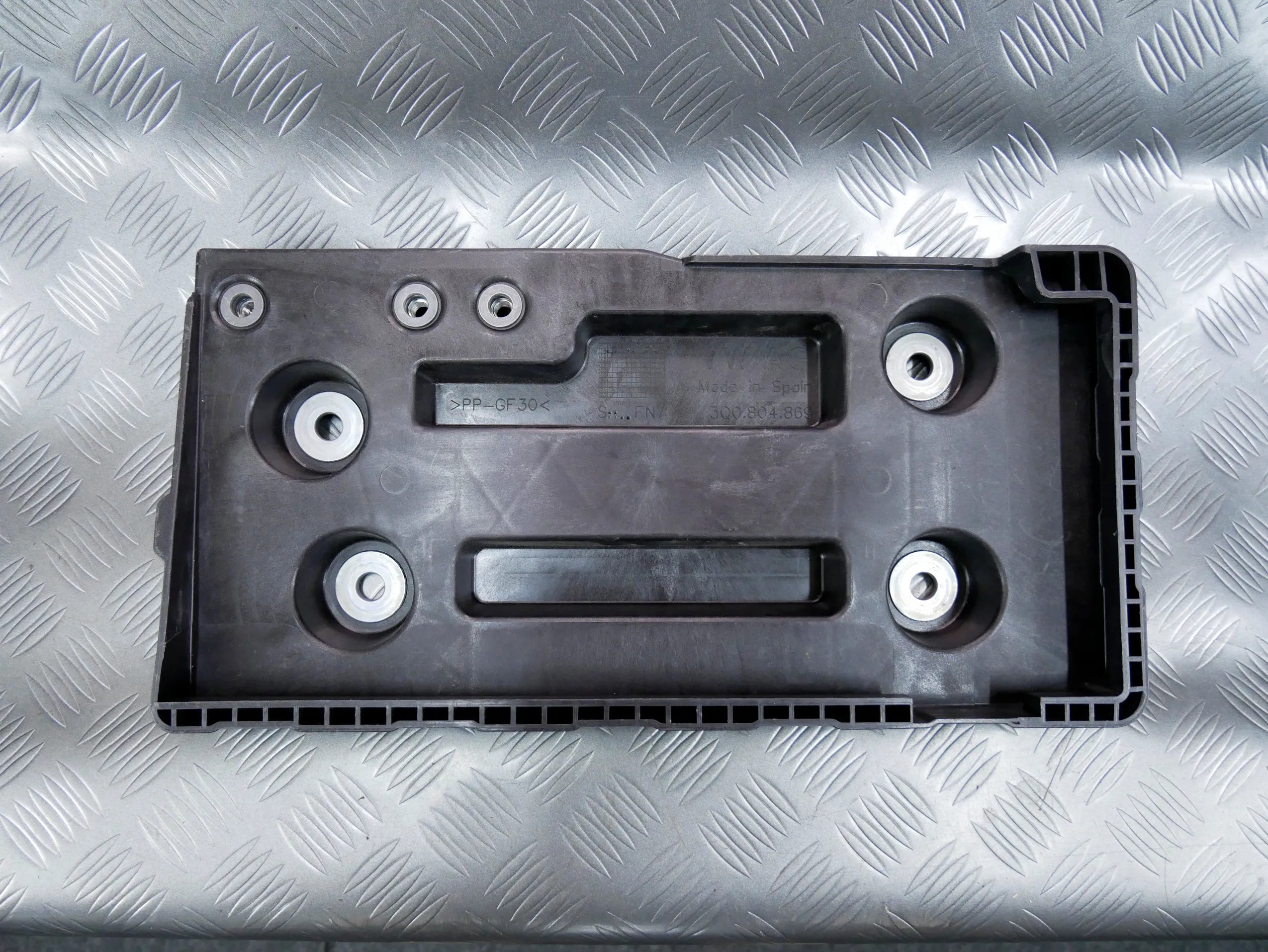 Podstawa akumulatora 3Q0804869 VW PASSAT B8