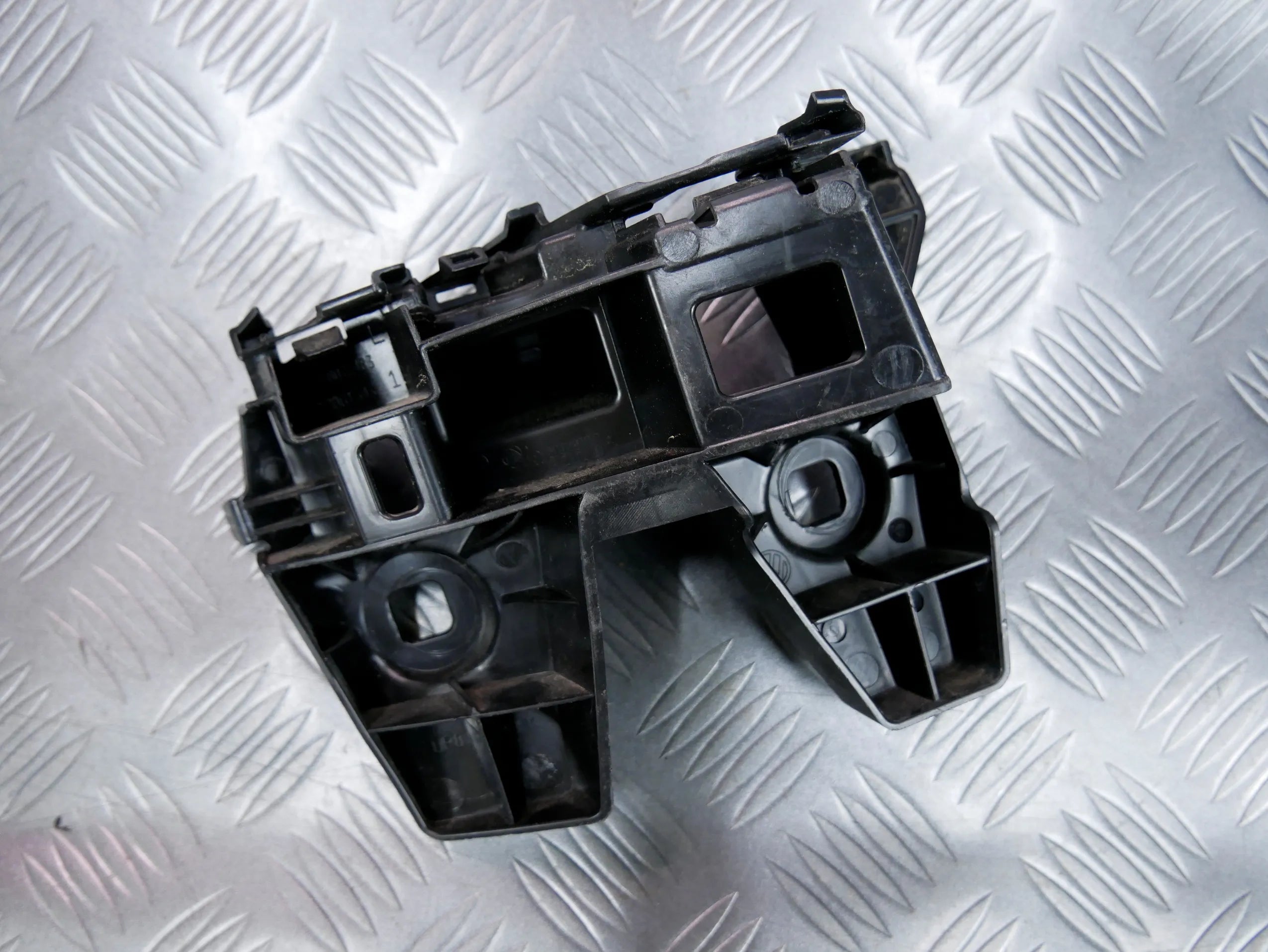 Ślizg zderzaka tył tylny lewy 3G9807483 VW PASSAT B8 KOMBI