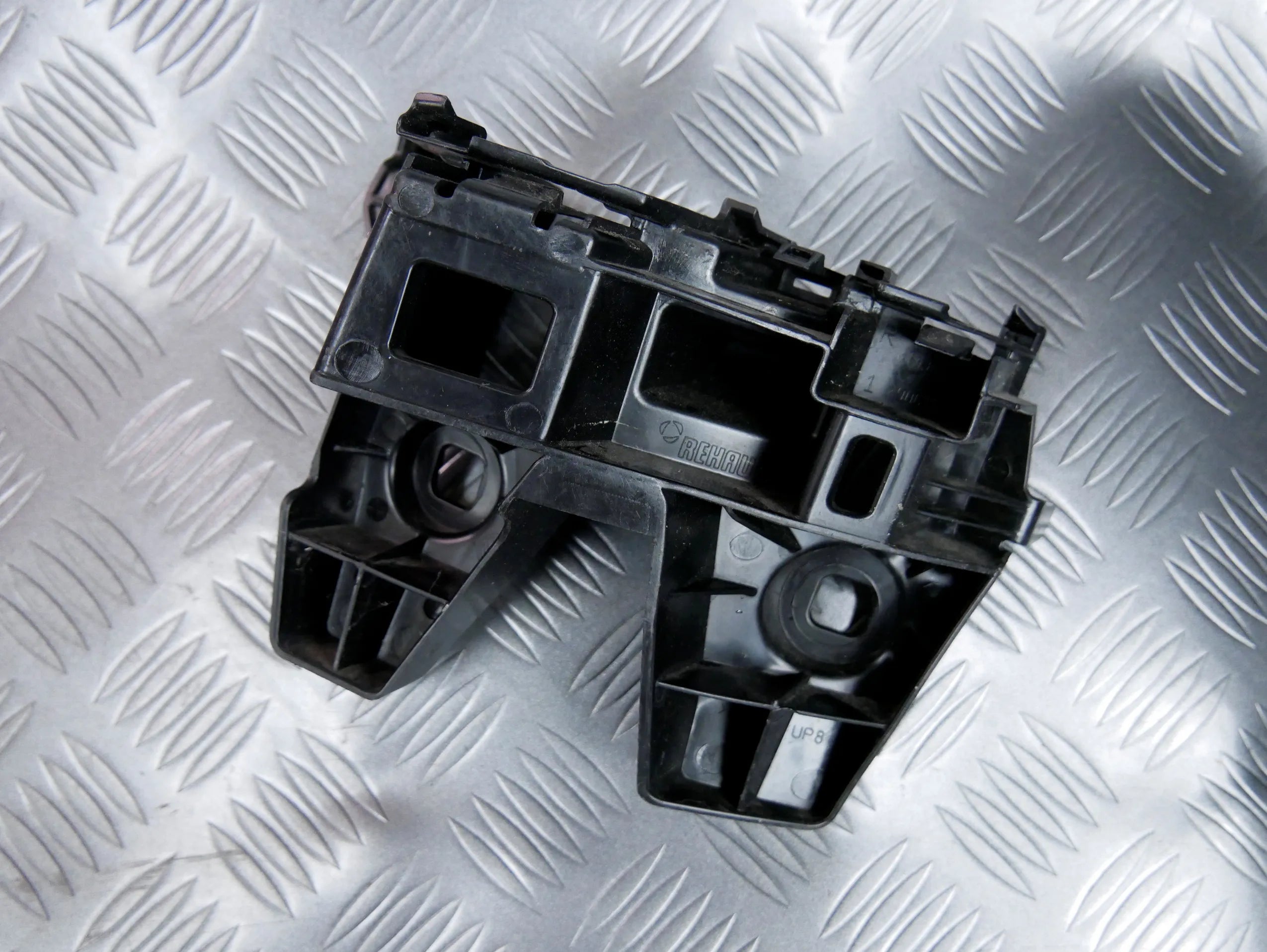 Ślizg zderzaka tył tylny prawy 3G9807484 VW PASSAT B8 KOMBI