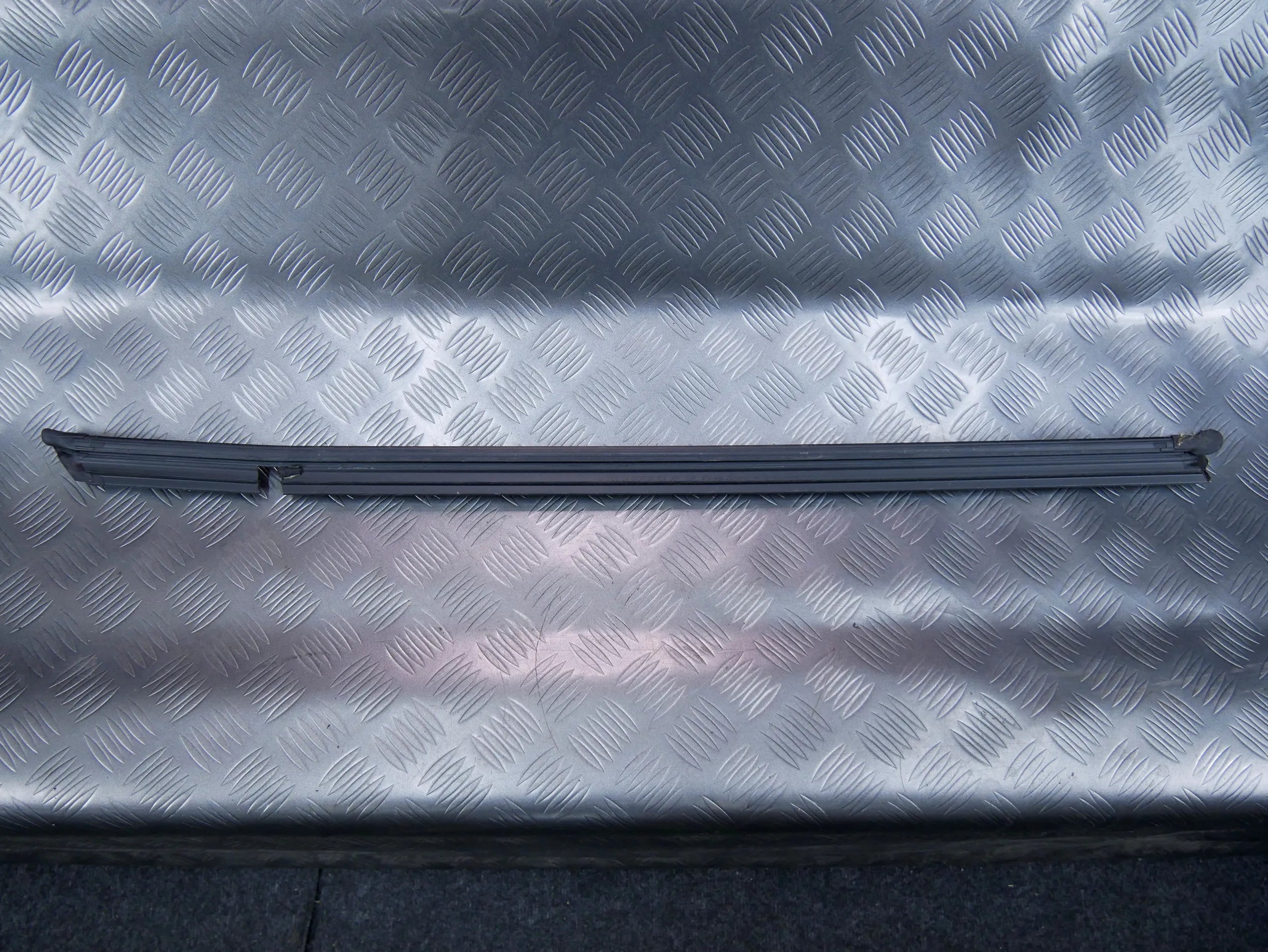 Zgarniacz szyby tył tylny lewy 3G9839479 VW PASSAT B8 KOMBI