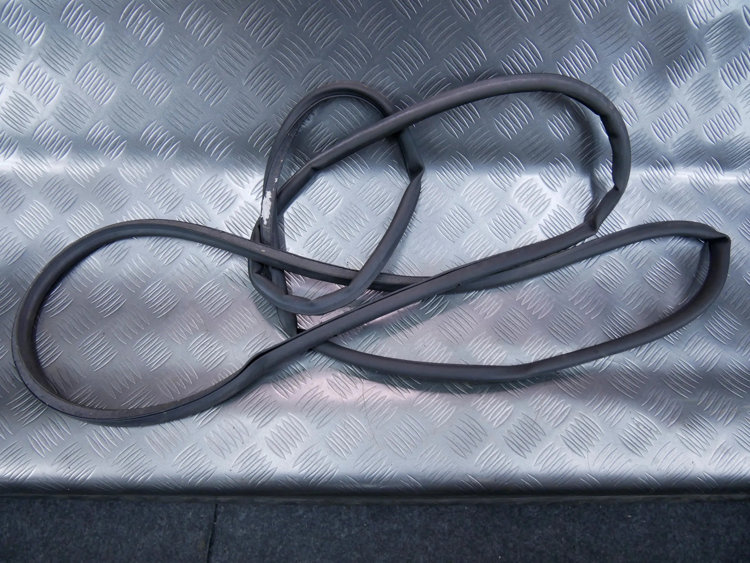 Uszczelka drzwi tył tylna lewa 3G9839701A VW PASSAT B8 KOMBI